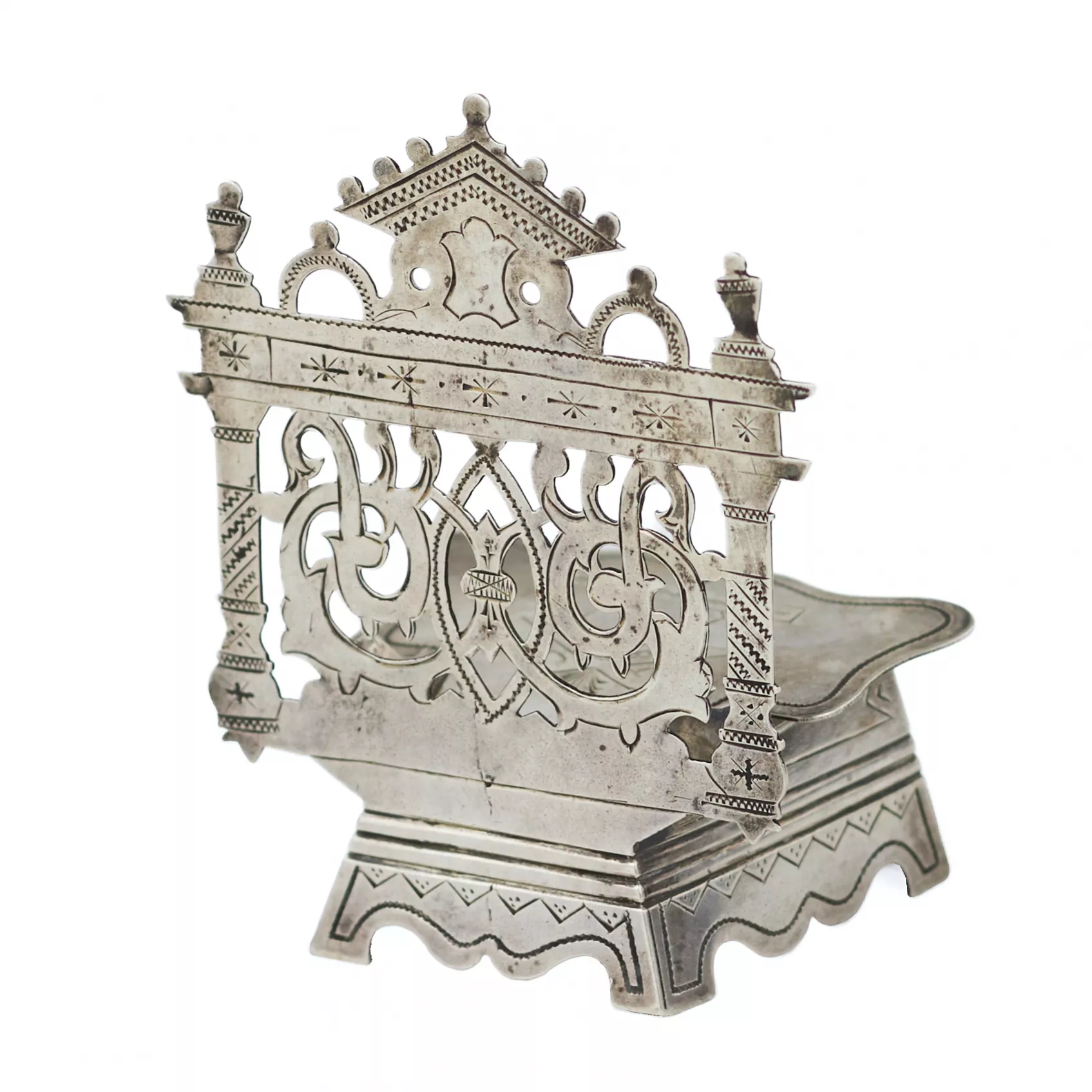 SALIÈRE EN ARGENT EN FORME DE TRÔNE À DOSSIER AJOURÉ RUSSIE, KOSTROMA, ANNÉES 1880–1890