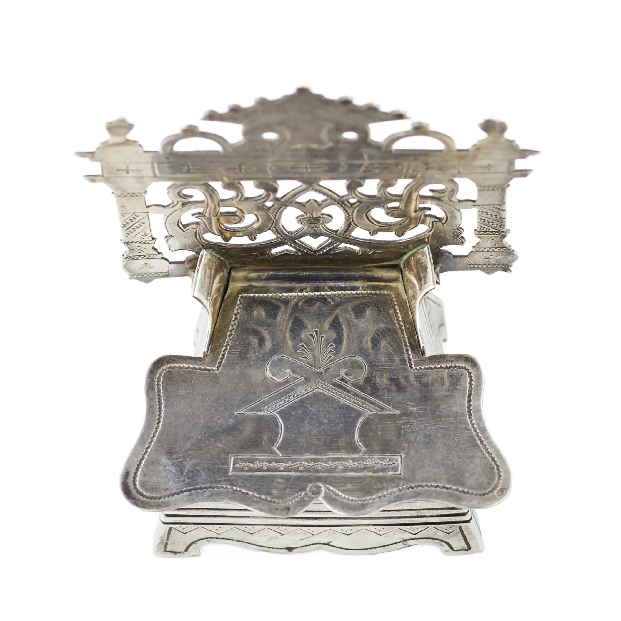 SALIÈRE EN ARGENT EN FORME DE TRÔNE À DOSSIER AJOURÉ RUSSIE, KOSTROMA, ANNÉES 1880–1890
