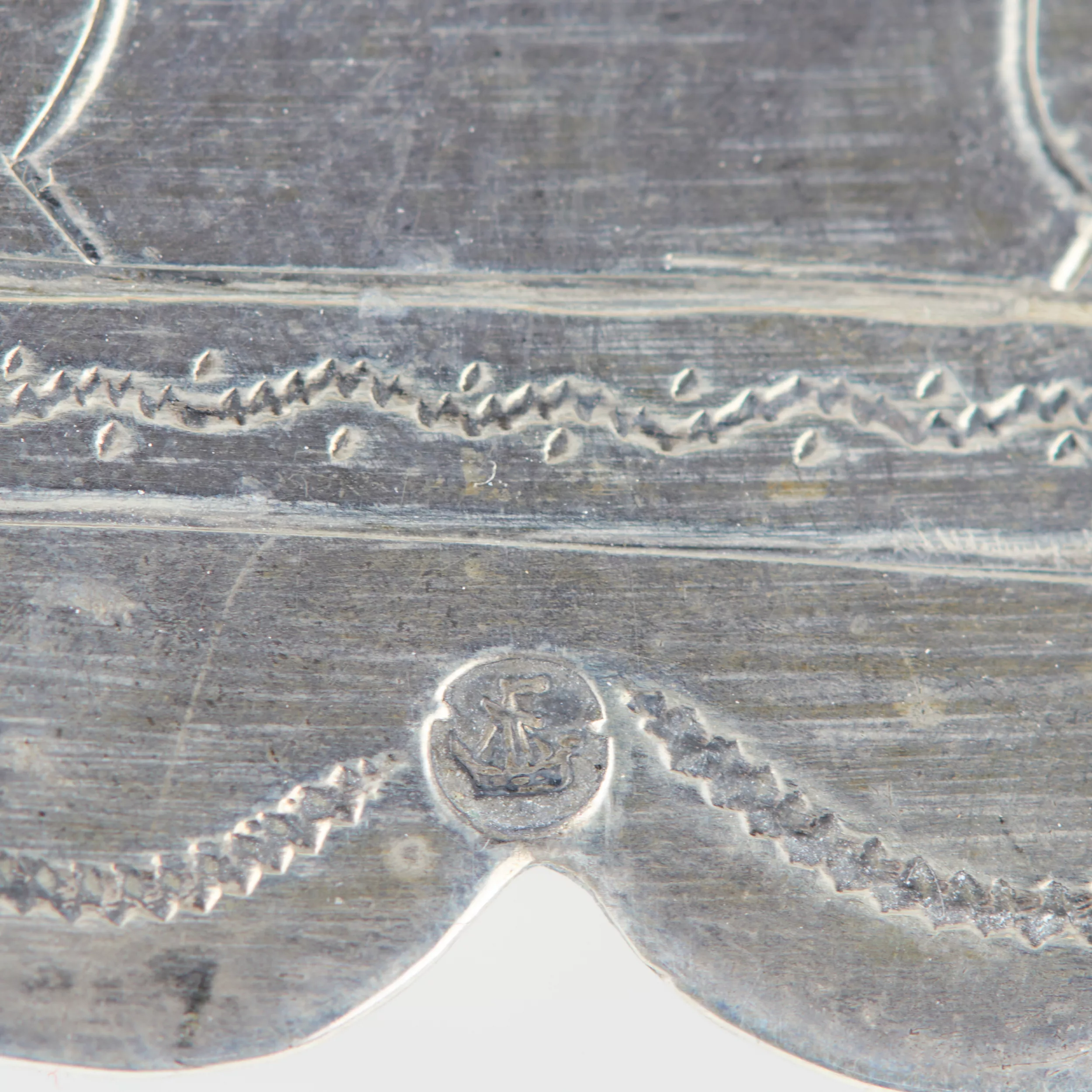 SALIÈRE EN ARGENT EN FORME DE TRÔNE À DOSSIER AJOURÉ RUSSIE, KOSTROMA, ANNÉES 1880–1890