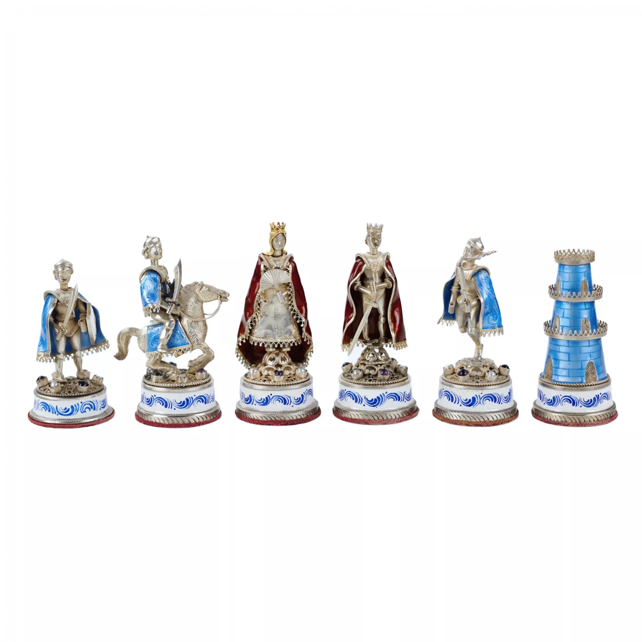 JEU D’ÉCHECS DE STYLE HISTORICISTE AVEC ÉMAIL. MAÎTRE A. KÖNIG  AUTRICHE-HONGRIE, DÉBUT DU XXe SIÈCLE