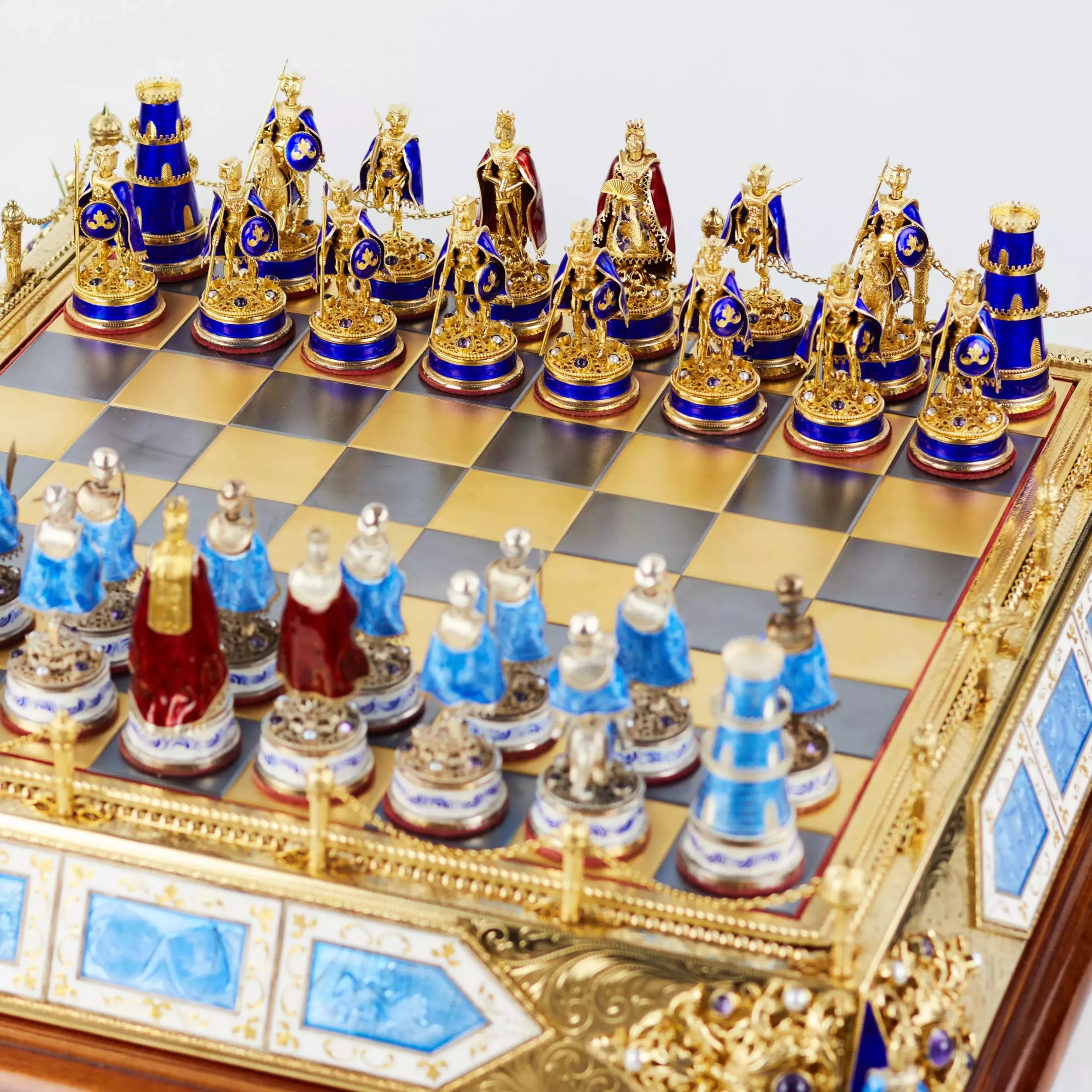 JEU D’ÉCHECS DE STYLE HISTORICISTE AVEC ÉMAIL. MAÎTRE A. KÖNIG  AUTRICHE-HONGRIE, DÉBUT DU XXe SIÈCLE