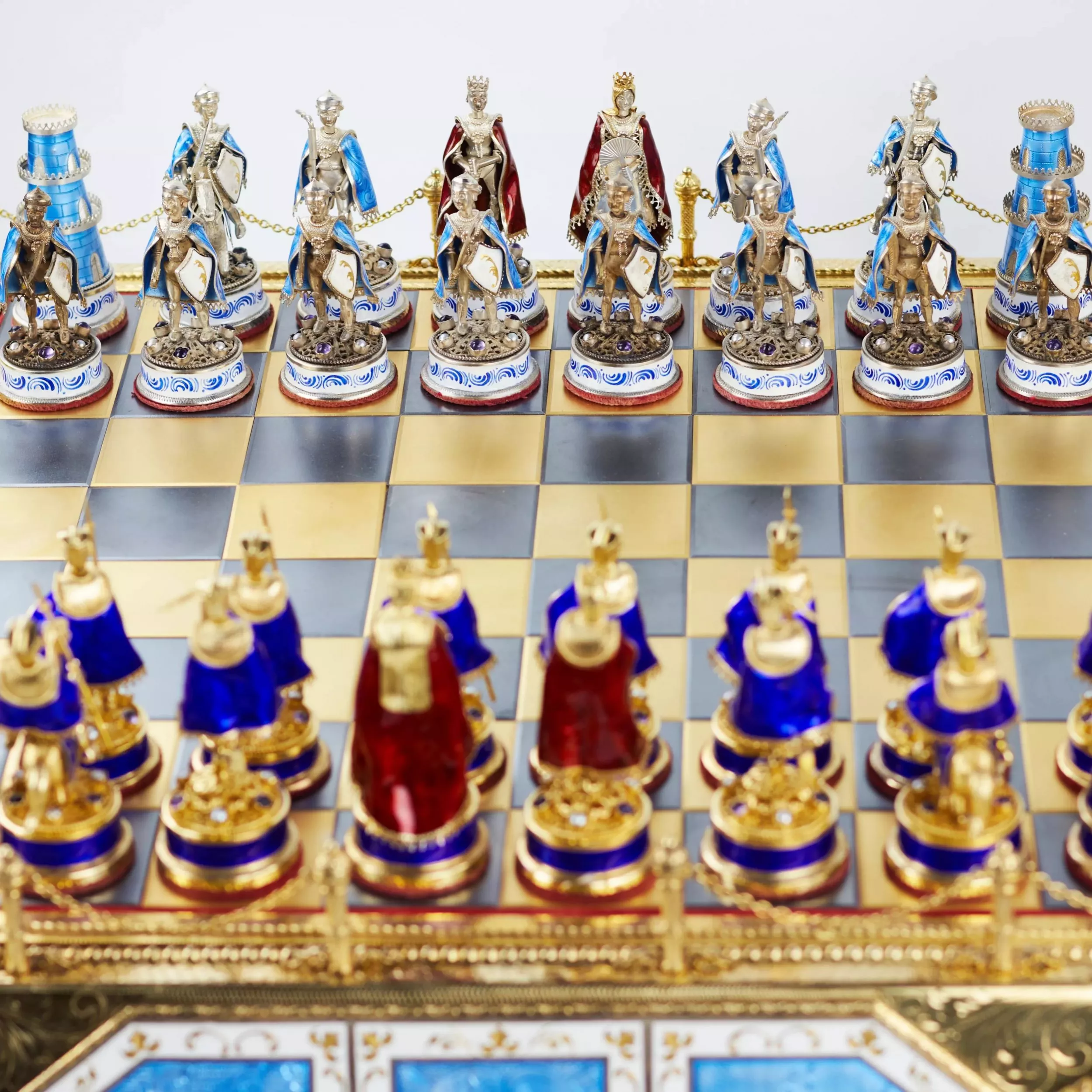 JEU D’ÉCHECS DE STYLE HISTORICISTE AVEC ÉMAIL. MAÎTRE A. KÖNIG  AUTRICHE-HONGRIE, DÉBUT DU XXe SIÈCLE