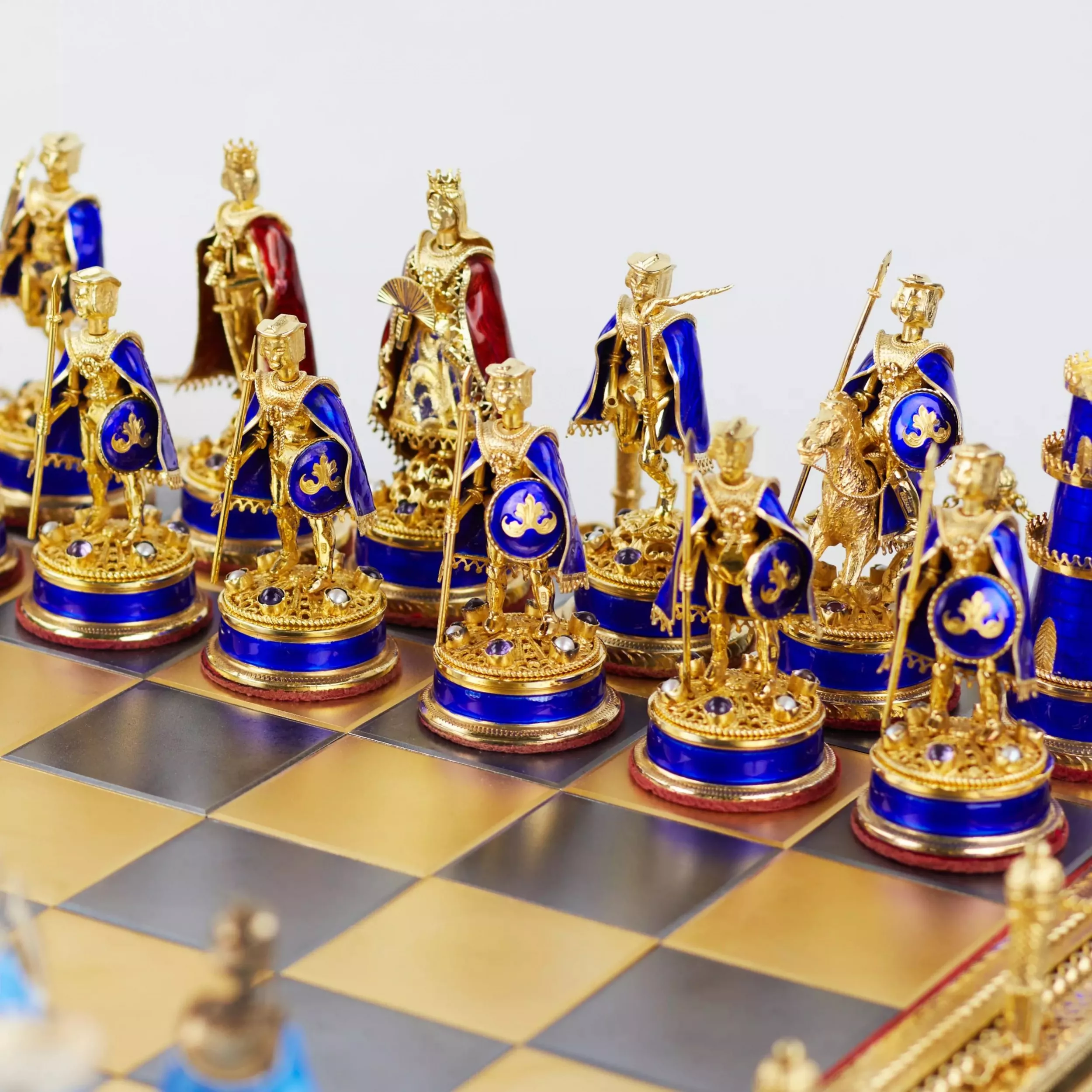 JEU D’ÉCHECS DE STYLE HISTORICISTE AVEC ÉMAIL. MAÎTRE A. KÖNIG  AUTRICHE-HONGRIE, DÉBUT DU XXe SIÈCLE