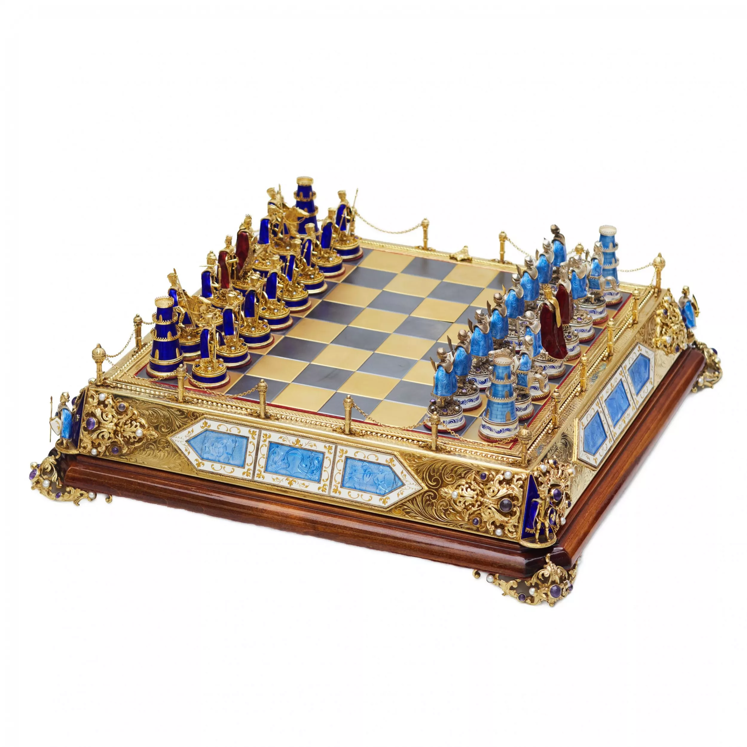 JEU D’ÉCHECS DE STYLE HISTORICISTE AVEC ÉMAIL. MAÎTRE A. KÖNIG  AUTRICHE-HONGRIE, DÉBUT DU XXe SIÈCLE