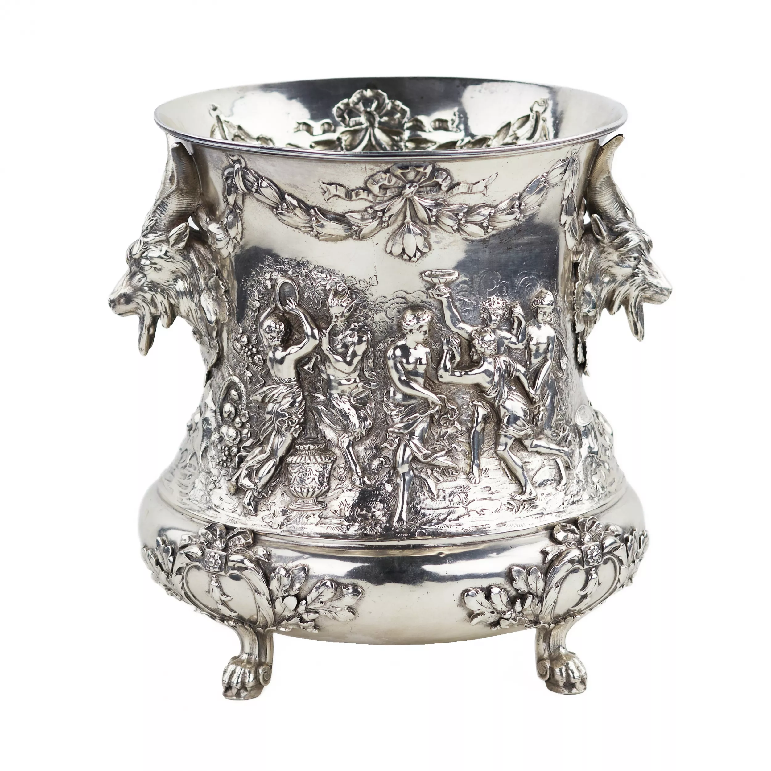 SEAU À CHAMPAGNE EN ARGENT À DÉCOR DE BACCHANALES ET TÊTES DE SATYRES ALLEMAGNE, HANAU, SECONDE MOITIÉ DU XIXE SIÈCLE