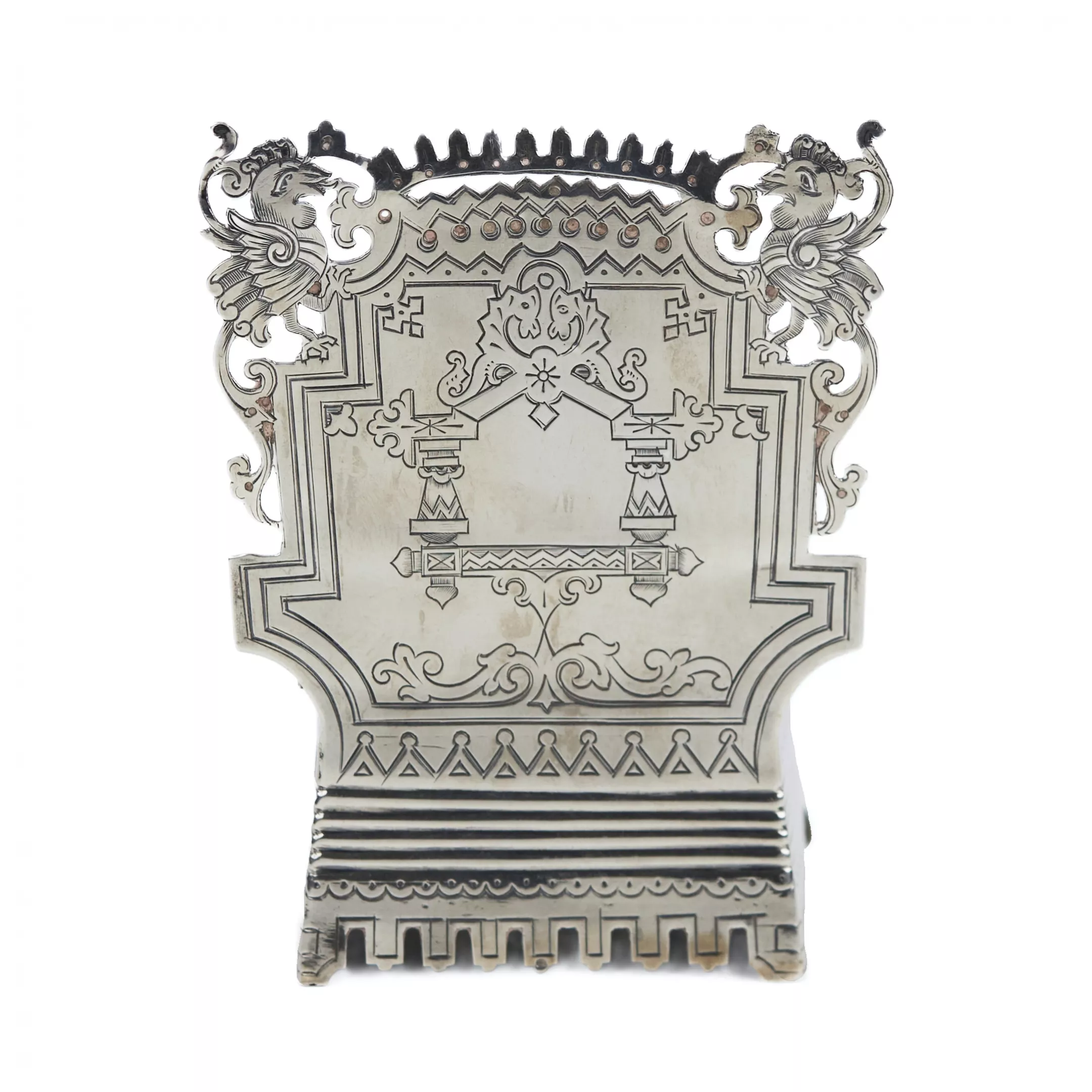 SALERON EN ARGENT EN FORME DE TRÔNE AVEC PROVERBE. MAÎTRE S. M. IKONNIKOV RUSSIE, MOSCOU, 1880