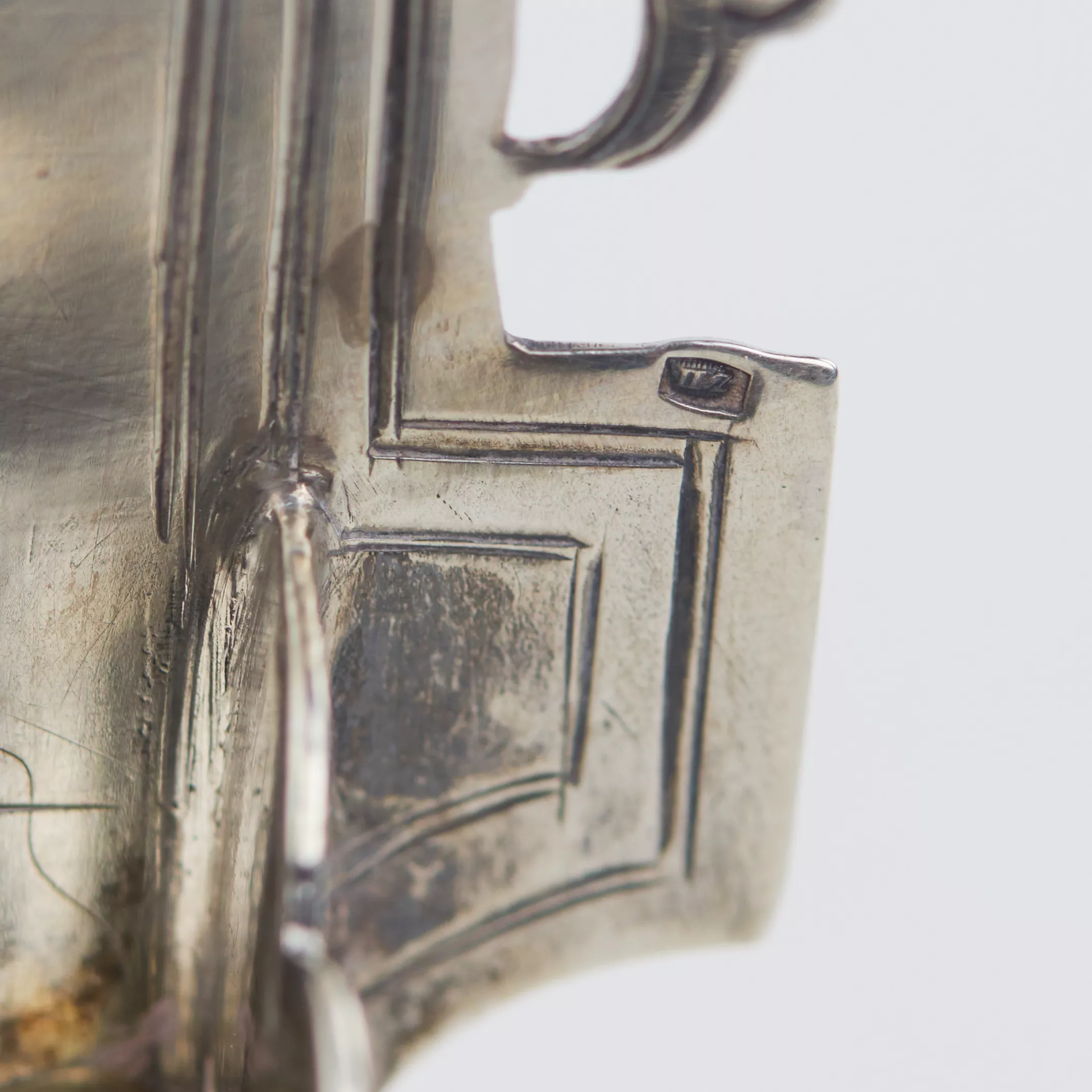 SALERON EN ARGENT EN FORME DE TRÔNE AVEC PROVERBE. MAÎTRE S. M. IKONNIKOV RUSSIE, MOSCOU, 1880