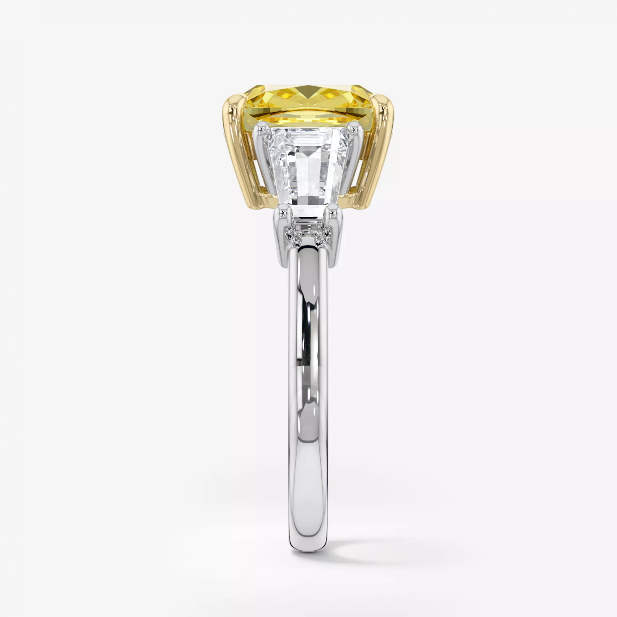 BAGUE EN OR 18 CARATS AVEC DIAMANT JAUNE FANCY VIVID YELLOW TAILLE COUSSIN XXI SIÈCLE