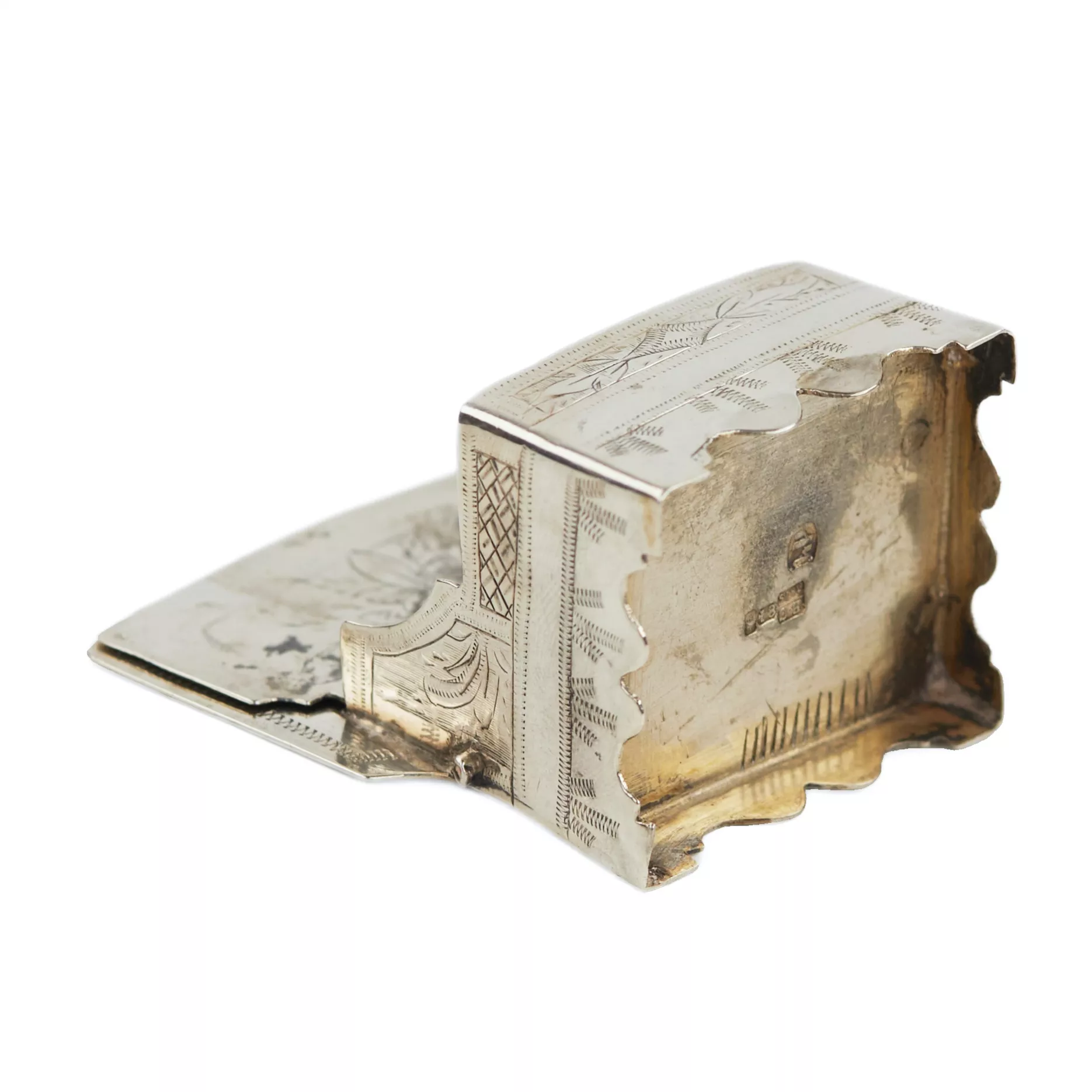 SALIÈRE EN ARGENT EN FORME DE TRÔNE AVEC LA PROVERBE « MANGE LE PAIN ET LE SEL, MAIS DIS LA VÉRITÉ » RUSSIE, MOSCOU, 1875