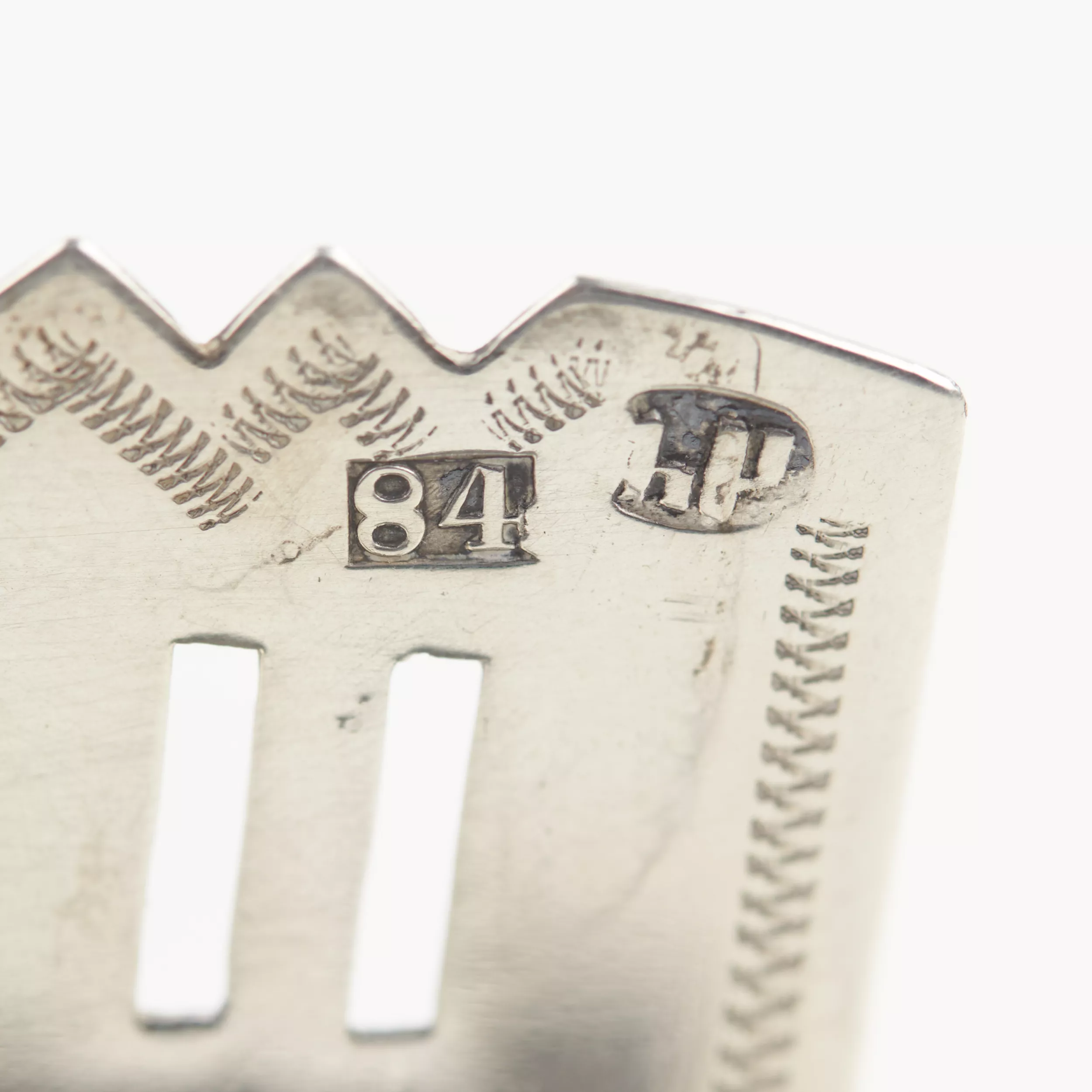 SALIÈRE EN ARGENT EN FORME DE TRÔNE AVEC LA PROVERBE « MANGE LE PAIN ET LE SEL, MAIS DIS LA VÉRITÉ » RUSSIE, MOSCOU, 1875