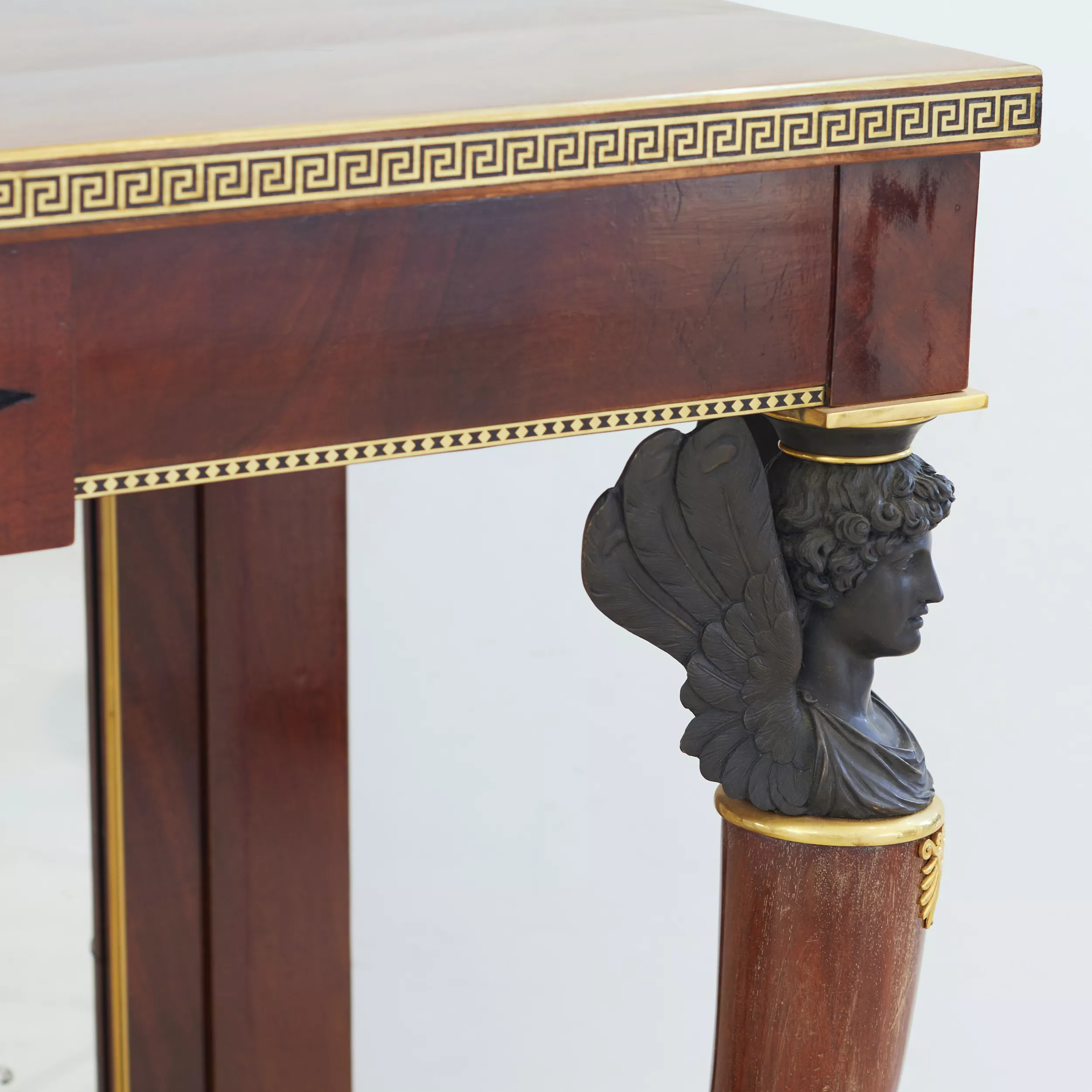 PAIRE DE CONSOLES RUSSES DE STYLE NÉOCLASSIQUE SAINT-PÉTERSBOURG, FIN XIXe - DÉBUT XXe SIÈCLE