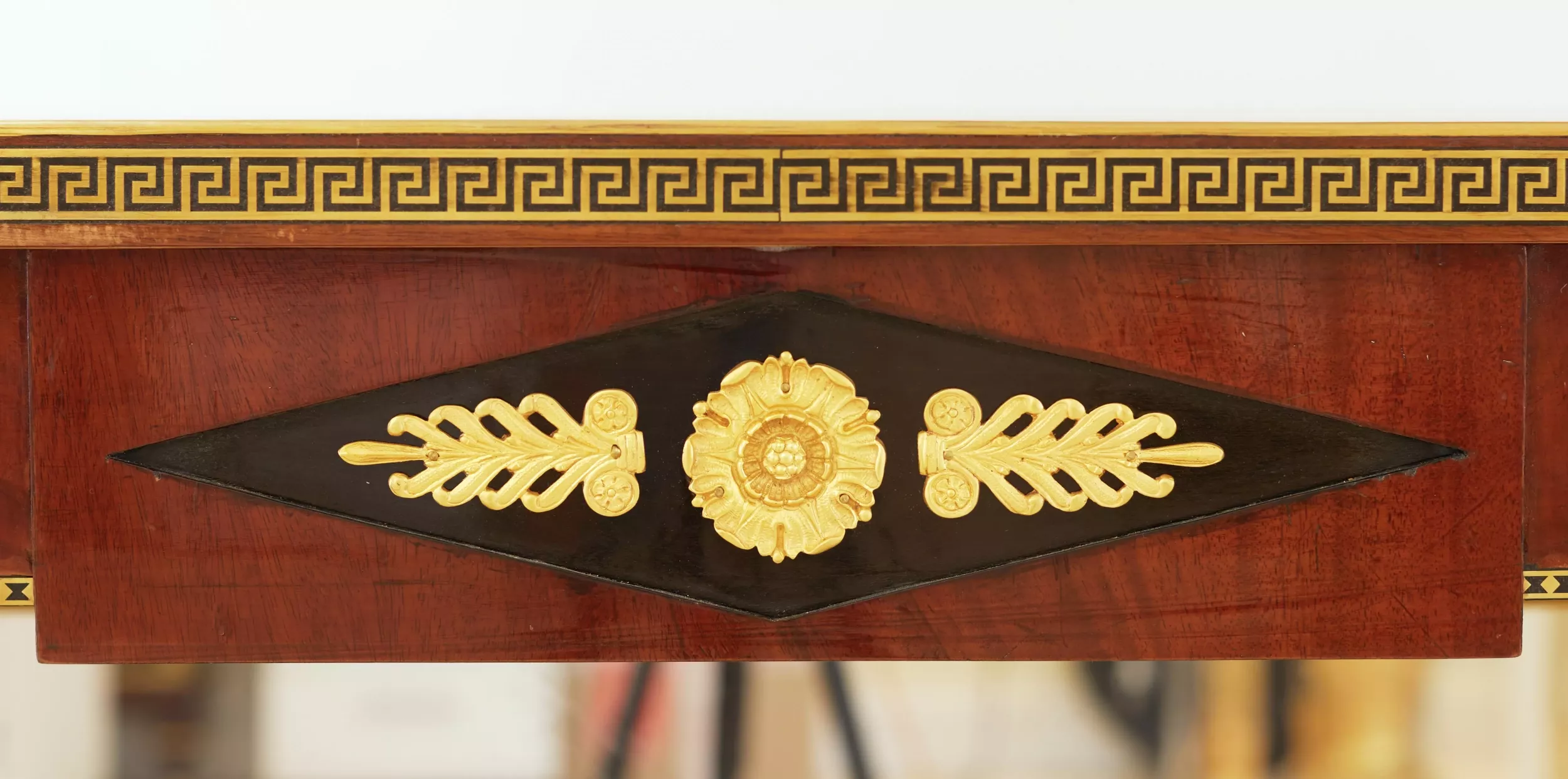 PAIRE DE CONSOLES RUSSES DE STYLE NÉOCLASSIQUE SAINT-PÉTERSBOURG, FIN XIXe - DÉBUT XXe SIÈCLE