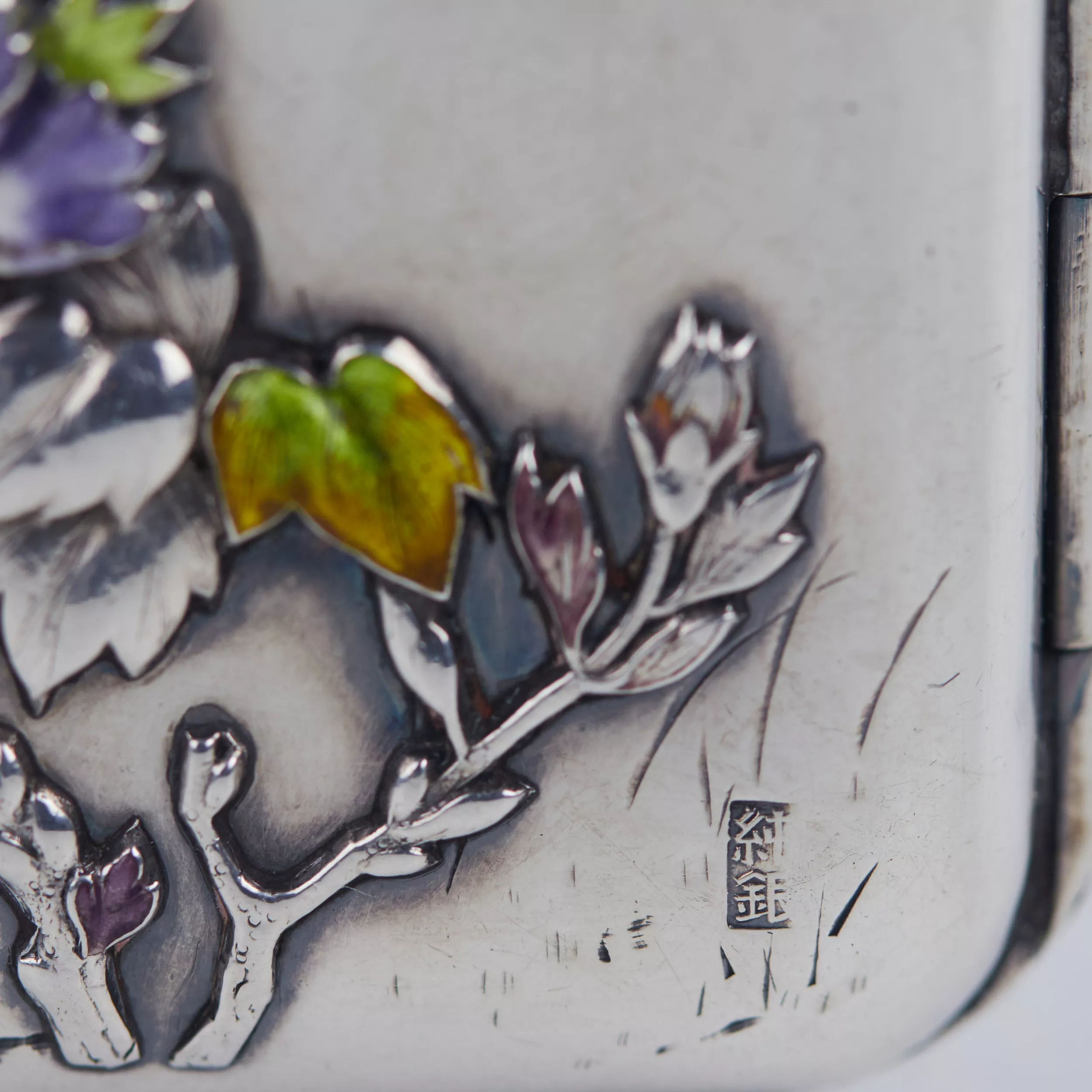 ÉTUI À CIGARETTES EN ARGENT À DÉCOR ÉMAILLÉ DE PIVOINES ET D’OISEAU  JAPON, DÉBUT DU XXE SIÈCLE