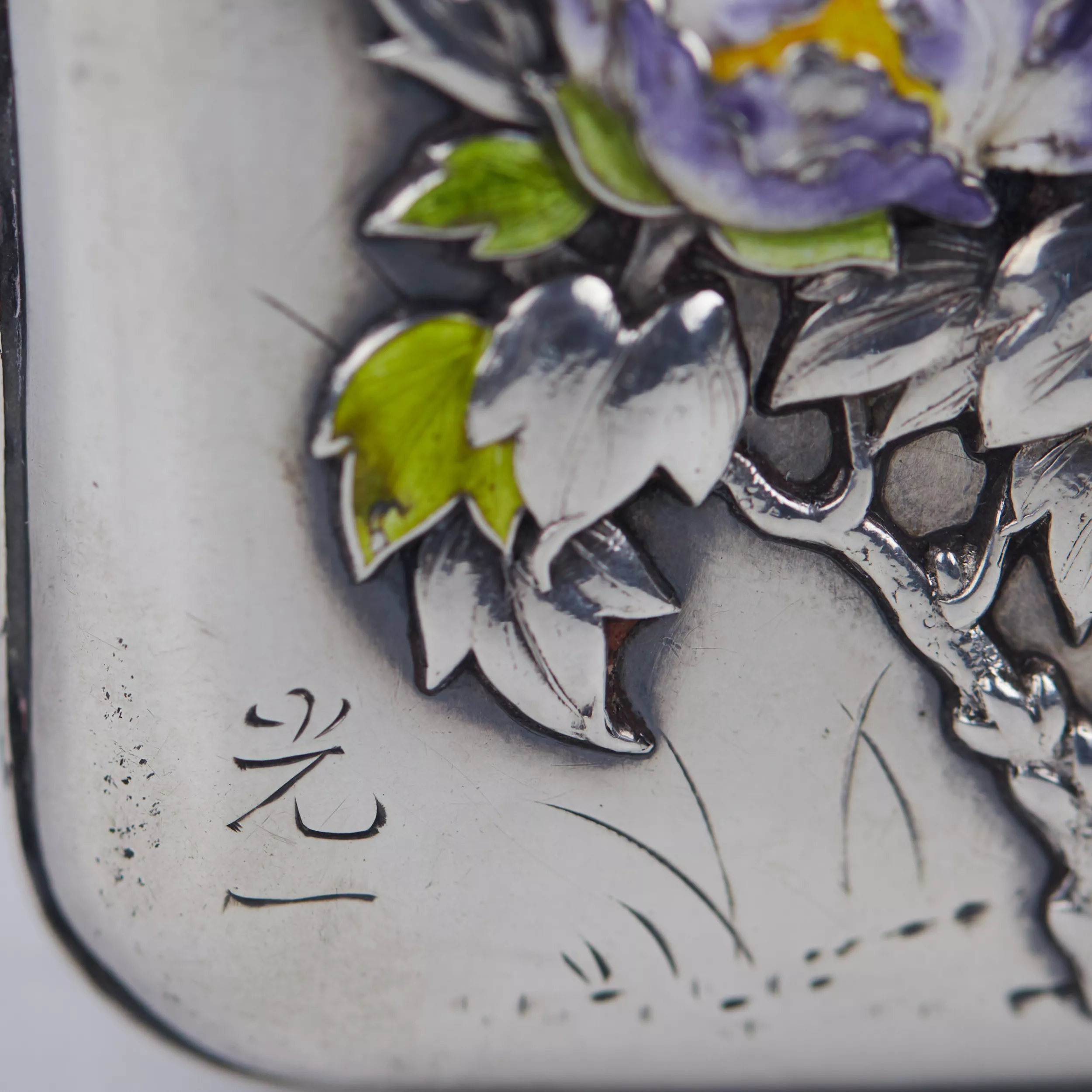 ÉTUI À CIGARETTES EN ARGENT À DÉCOR ÉMAILLÉ DE PIVOINES ET D’OISEAU  JAPON, DÉBUT DU XXE SIÈCLE