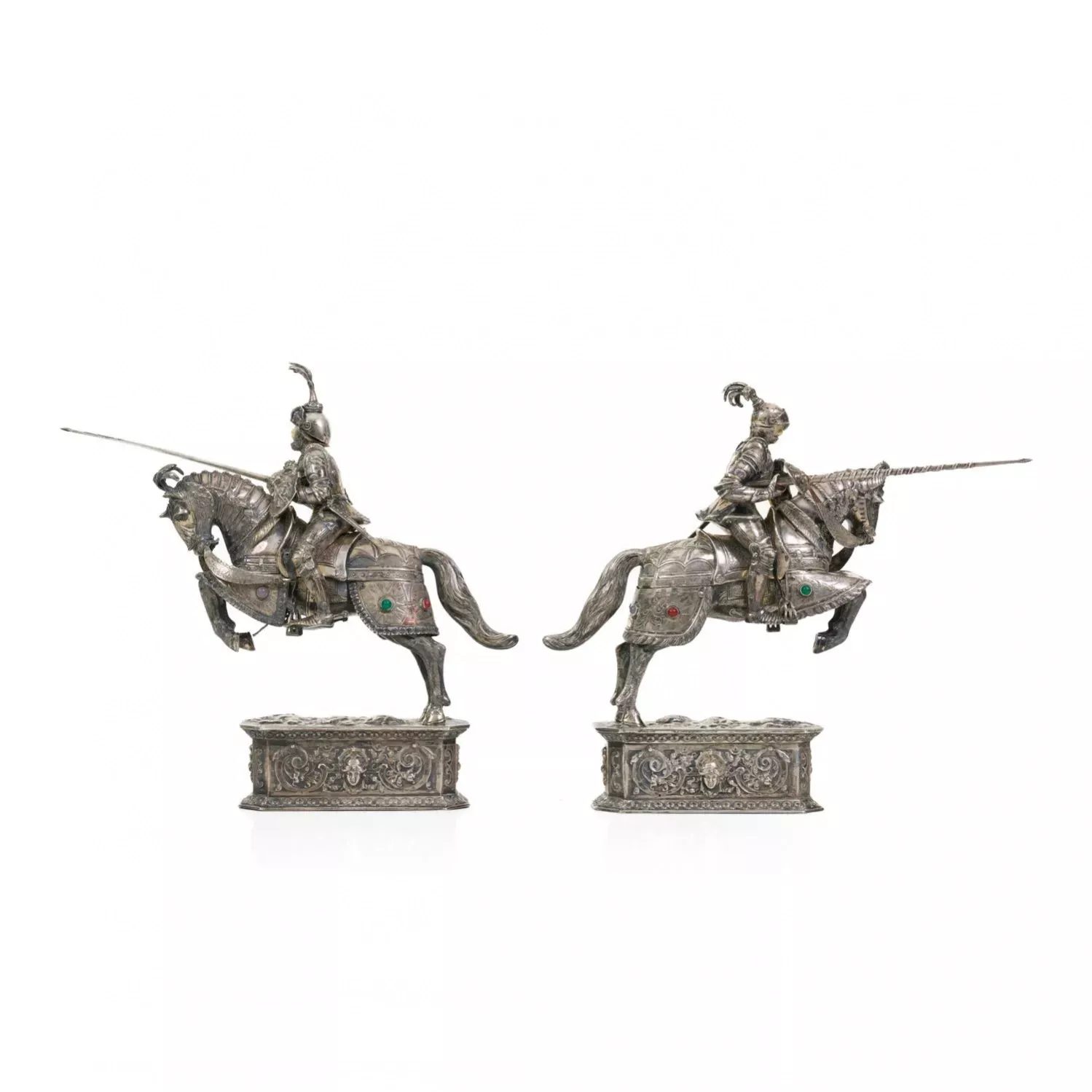 PAIRE DE SCULPTURES EN ARGENT « CHEVALIERS À CHEVAL » ALLEMAGNE, HANAU, FIN DU XIXE - DÉBUT DU XXE SIÈCLE