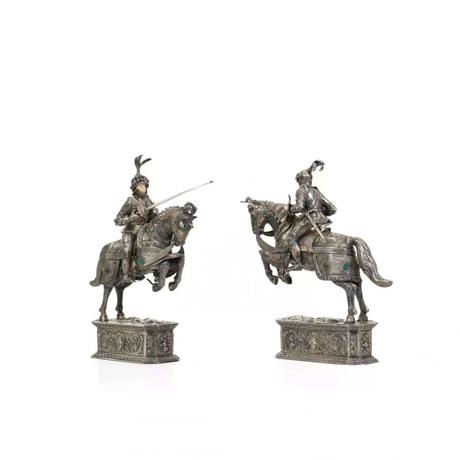 PAIRE DE SCULPTURES EN ARGENT « CHEVALIERS À CHEVAL » ALLEMAGNE, HANAU, FIN DU XIXE - DÉBUT DU XXE SIÈCLE