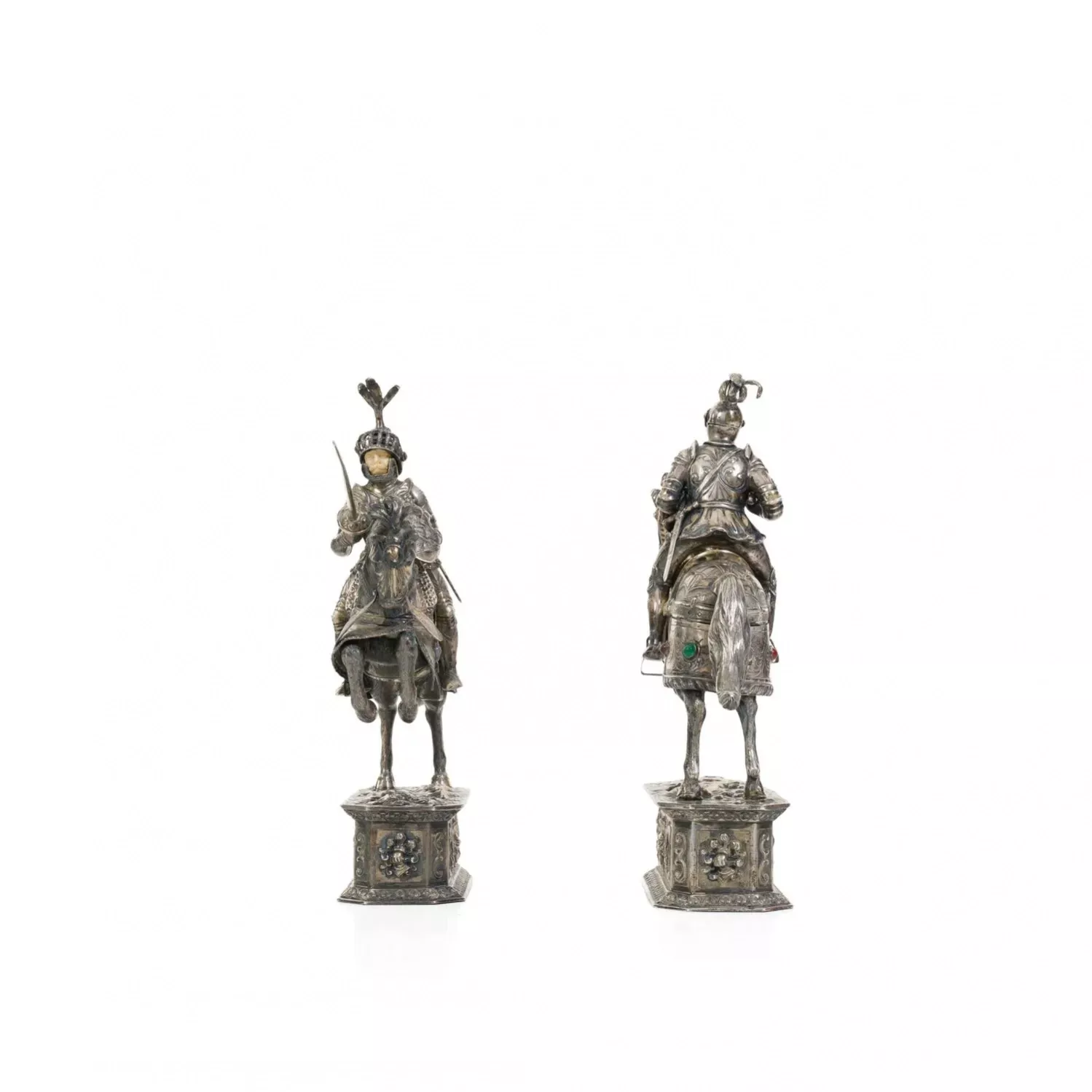 PAIRE DE SCULPTURES EN ARGENT « CHEVALIERS À CHEVAL » ALLEMAGNE, HANAU, FIN DU XIXE - DÉBUT DU XXE SIÈCLE