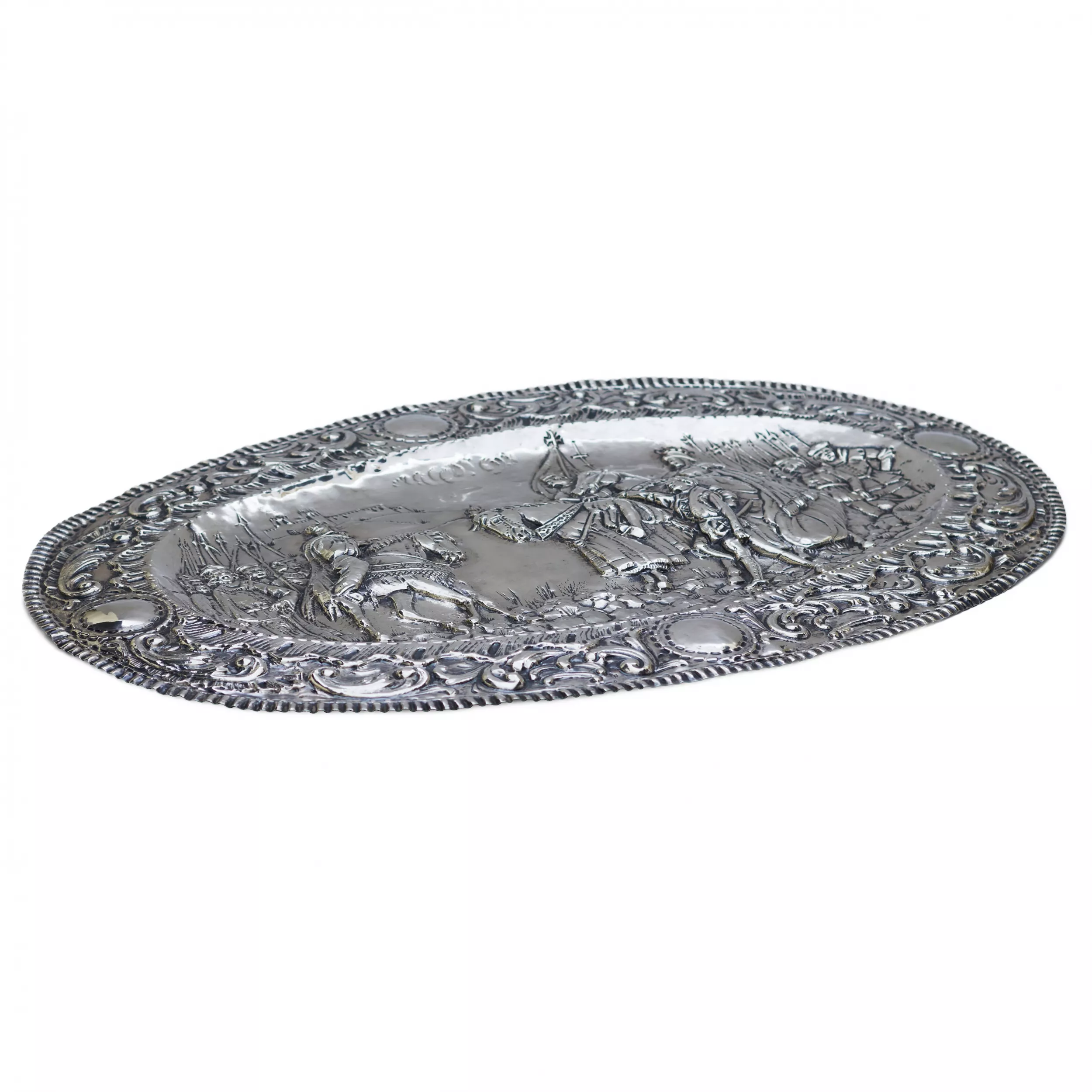 PAIR OF SILVER DECORATIVE TRAYS WITH KNIGHTLY SCENES IN THE HISTORICIST STYLE SPAIN, 20TH CENTURY
