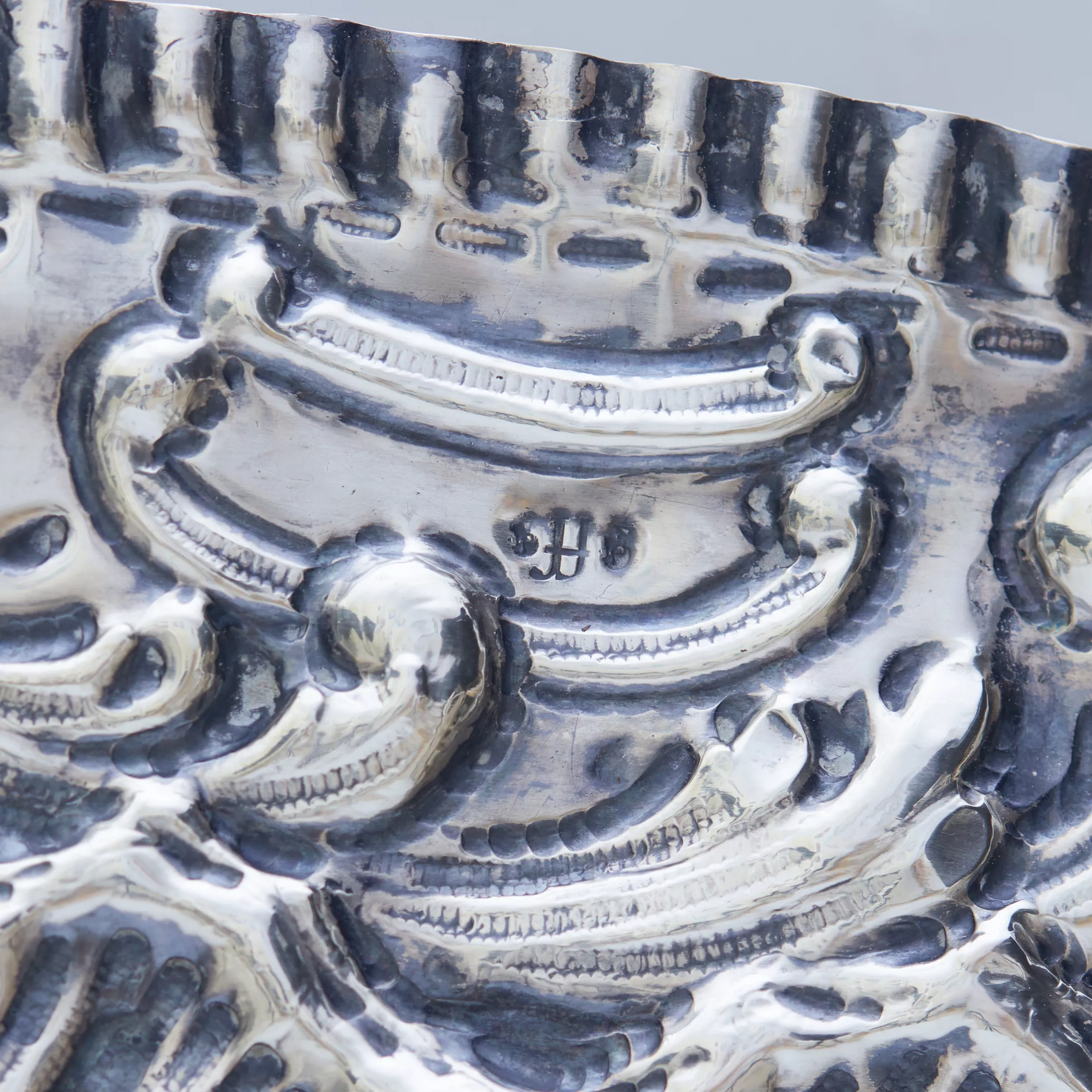 PAIR OF SILVER DECORATIVE TRAYS WITH KNIGHTLY SCENES IN THE HISTORICIST STYLE SPAIN, 20TH CENTURY