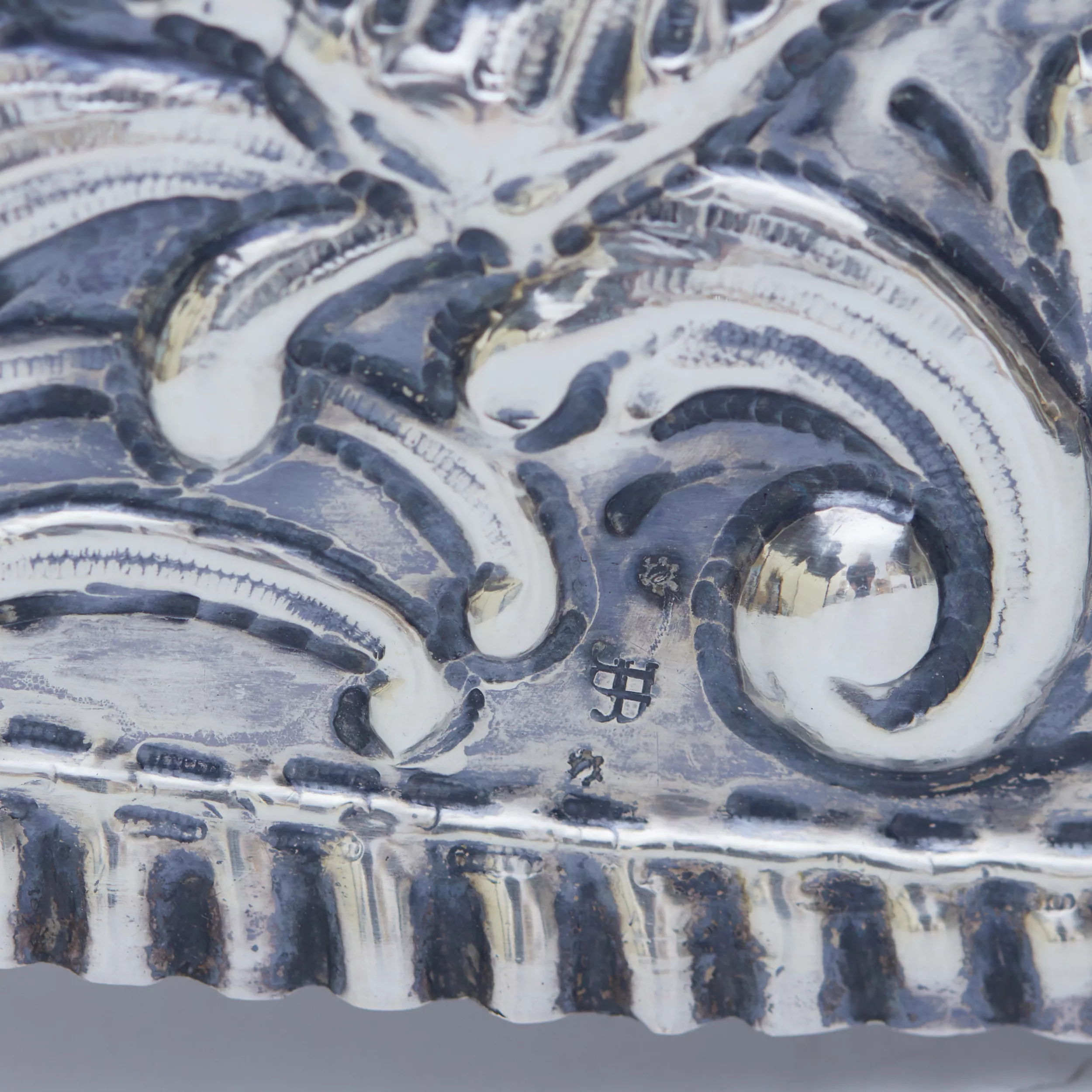 PAIR OF SILVER DECORATIVE TRAYS WITH KNIGHTLY SCENES IN THE HISTORICIST STYLE SPAIN, 20TH CENTURY