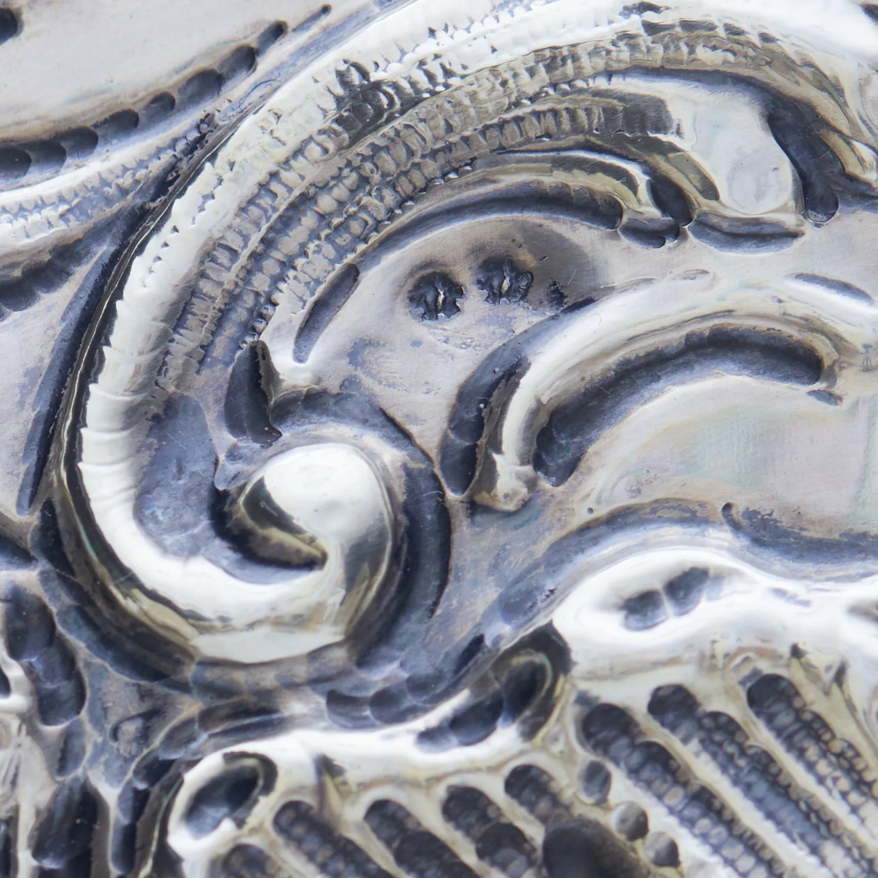 PAIR OF SILVER DECORATIVE TRAYS WITH KNIGHTLY SCENES IN THE HISTORICIST STYLE SPAIN, 20TH CENTURY
