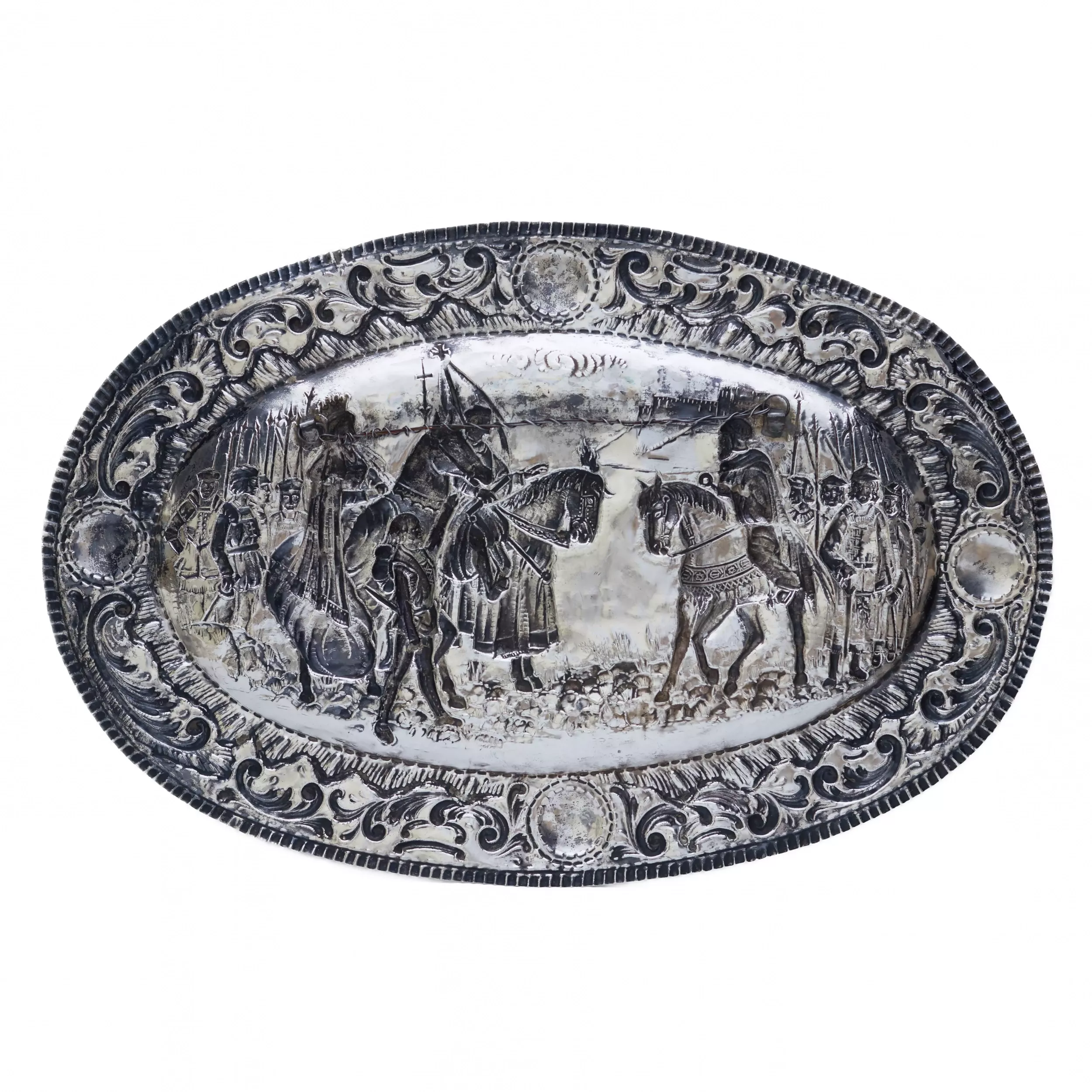 PAIR OF SILVER DECORATIVE TRAYS WITH KNIGHTLY SCENES IN THE HISTORICIST STYLE SPAIN, 20TH CENTURY