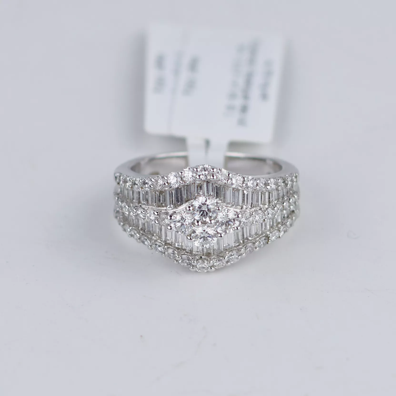 18K GOLD DIAMOND RING