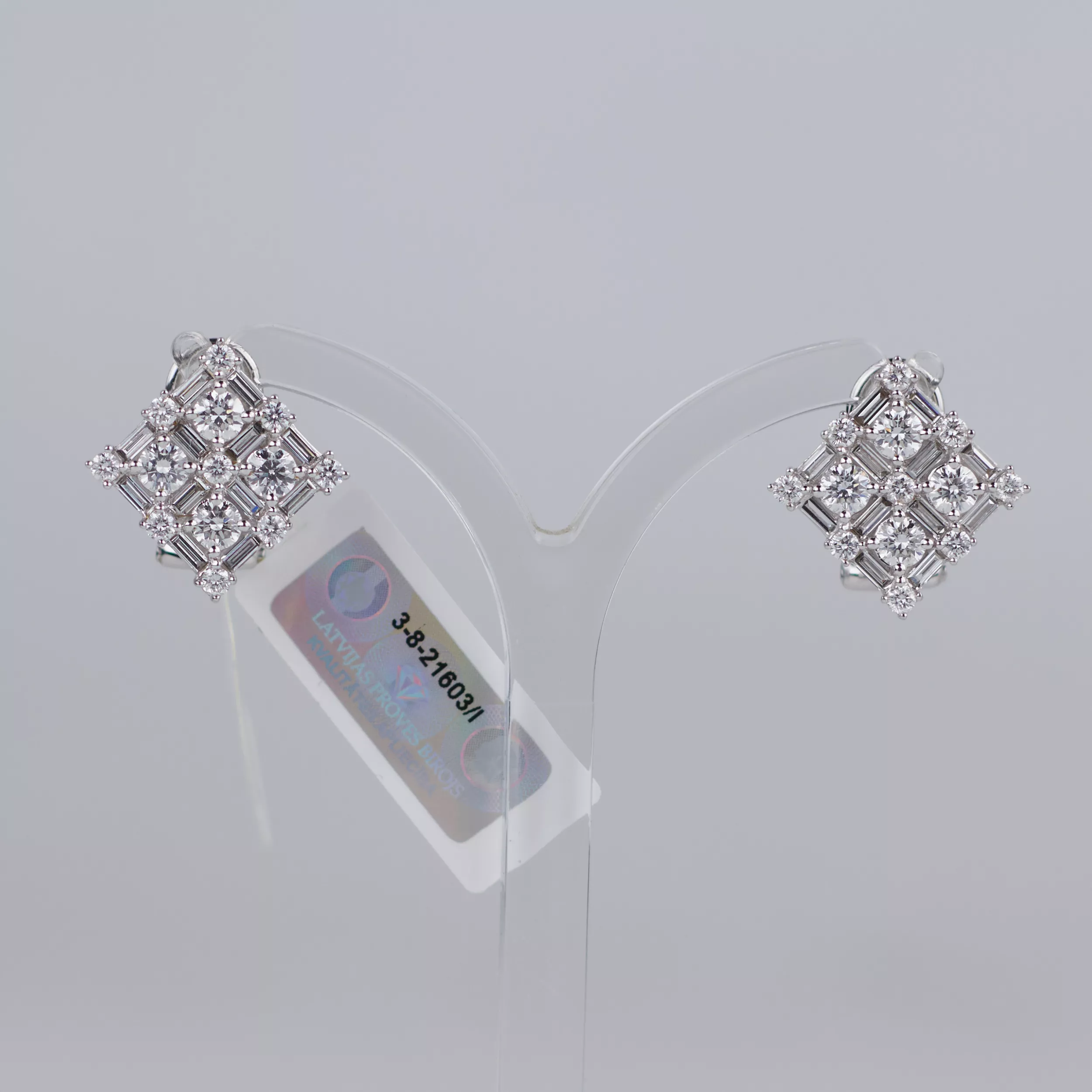 18-KARAT WHITE GOLD DIAMOND EARRINGS