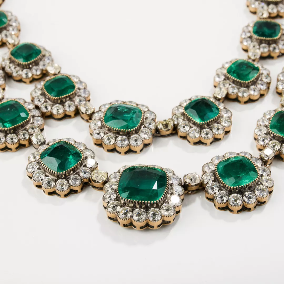 PARURE EN OR JAUNE, ÉMERAUDES ET DIAMANTS, DANS LE STYLE DE LEMPIRE TARDIF  Description complète :