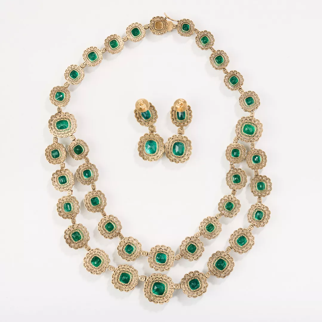 PARURE EN OR JAUNE, ÉMERAUDES ET DIAMANTS, DANS LE STYLE DE LEMPIRE TARDIF  Description complète :