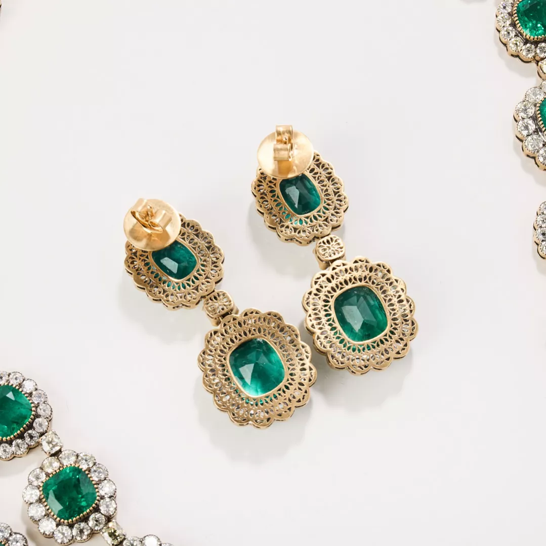 PARURE EN OR JAUNE, ÉMERAUDES ET DIAMANTS, DANS LE STYLE DE LEMPIRE TARDIF  Description complète :