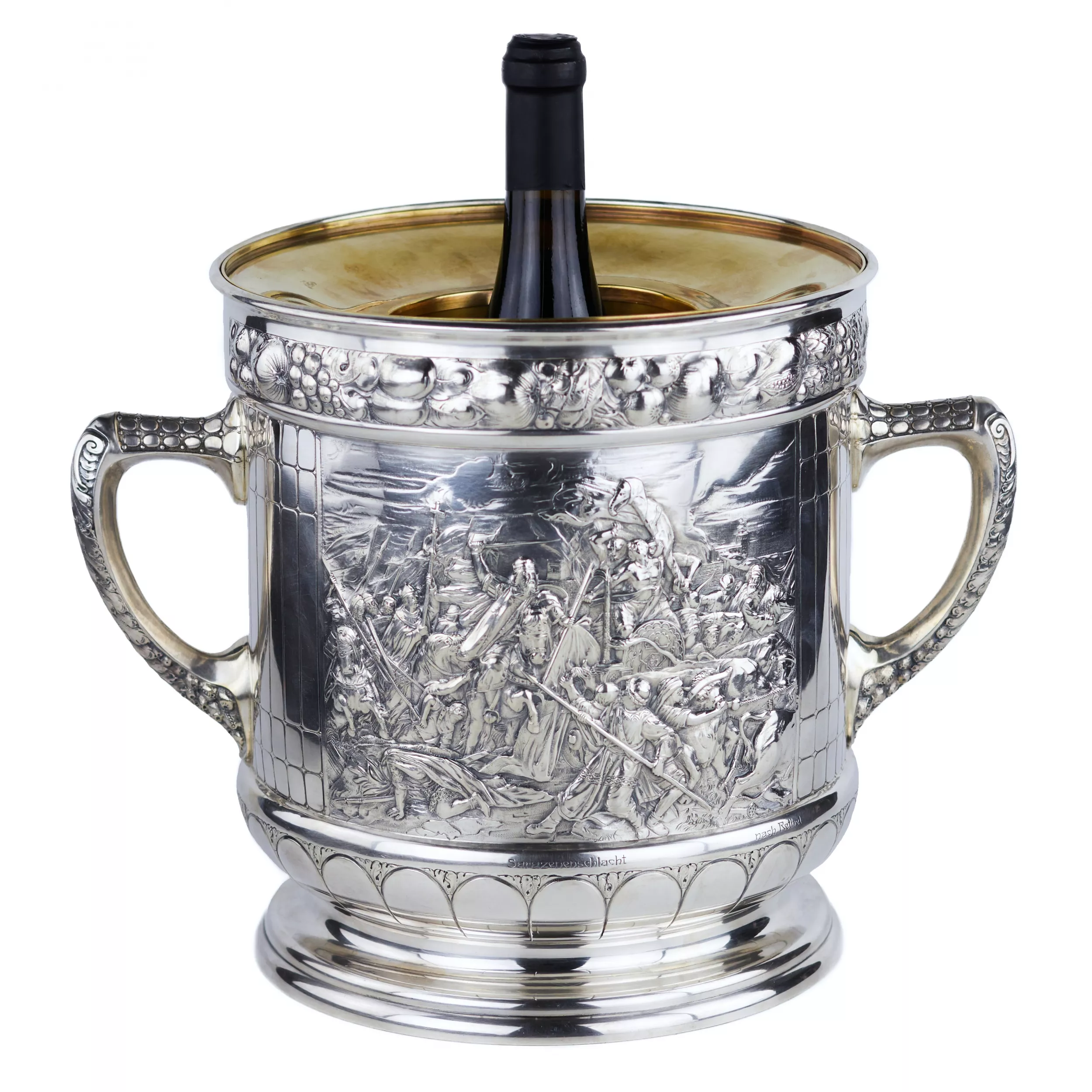 GRAND RAFRAÎCHISSOIR À VIN EN ARGENT À DÉCOR DE SCÈNES HISTORIQUES DE BATAILLE. C. F. SCHMEDDING. AUGSBOURG, ALLEMAGNE. TOURNANT DES XIXᵉ ET XXᵉ SIÈCLES
