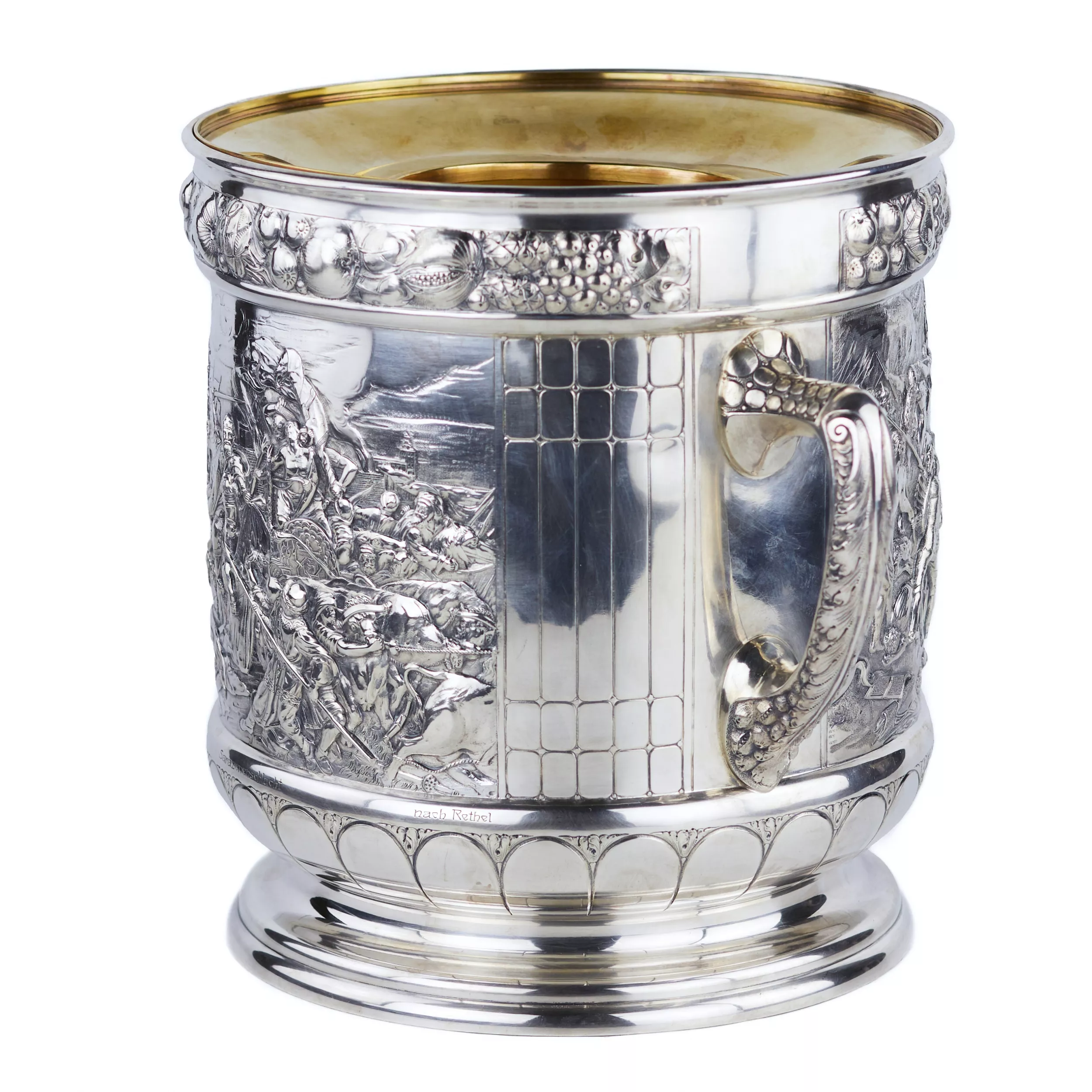 GRAND RAFRAÎCHISSOIR À VIN EN ARGENT À DÉCOR DE SCÈNES HISTORIQUES DE BATAILLE. C. F. SCHMEDDING. AUGSBOURG, ALLEMAGNE. TOURNANT DES XIXᵉ ET XXᵉ SIÈCLES