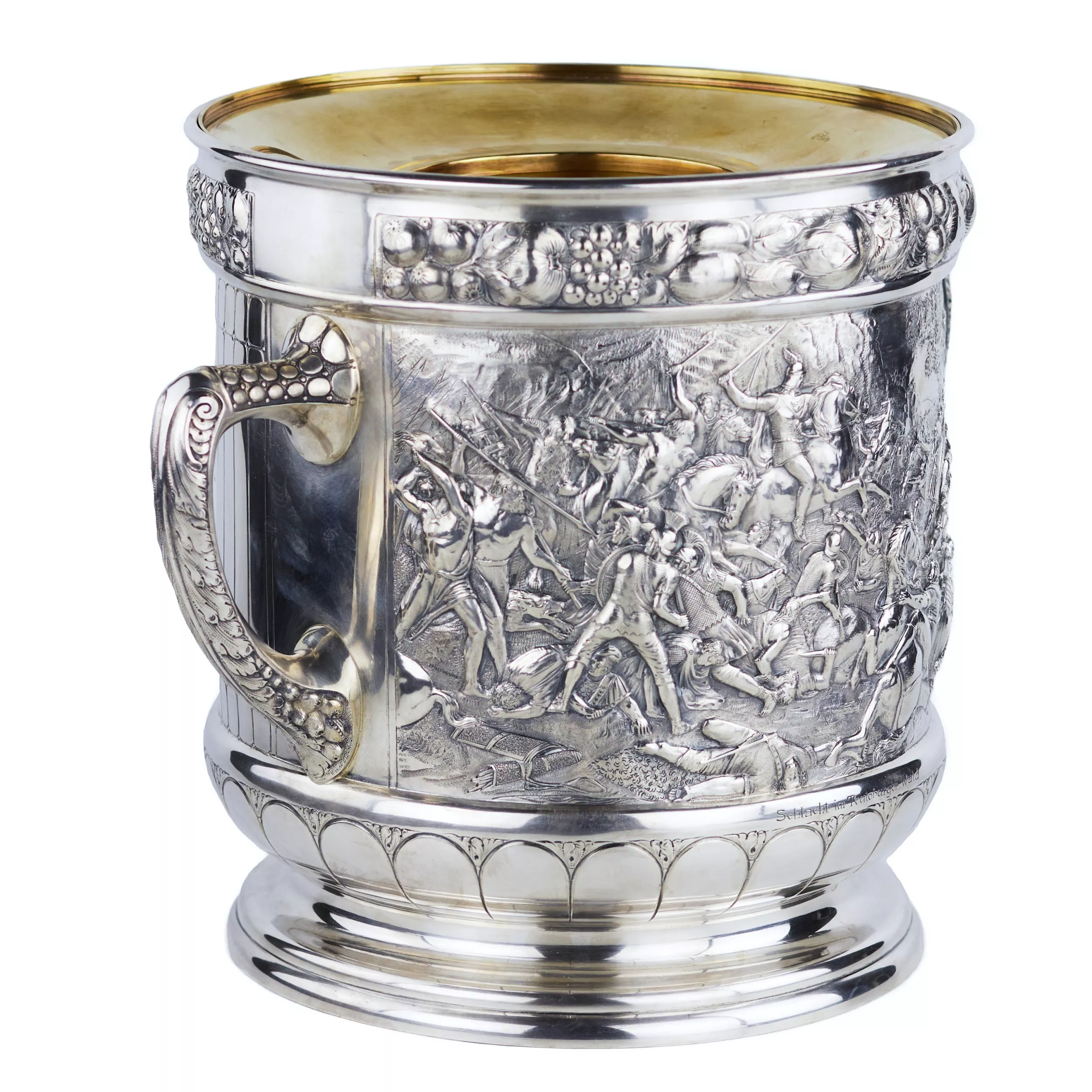 GRAND RAFRAÎCHISSOIR À VIN EN ARGENT À DÉCOR DE SCÈNES HISTORIQUES DE BATAILLE. C. F. SCHMEDDING. AUGSBOURG, ALLEMAGNE. TOURNANT DES XIXᵉ ET XXᵉ SIÈCLES
