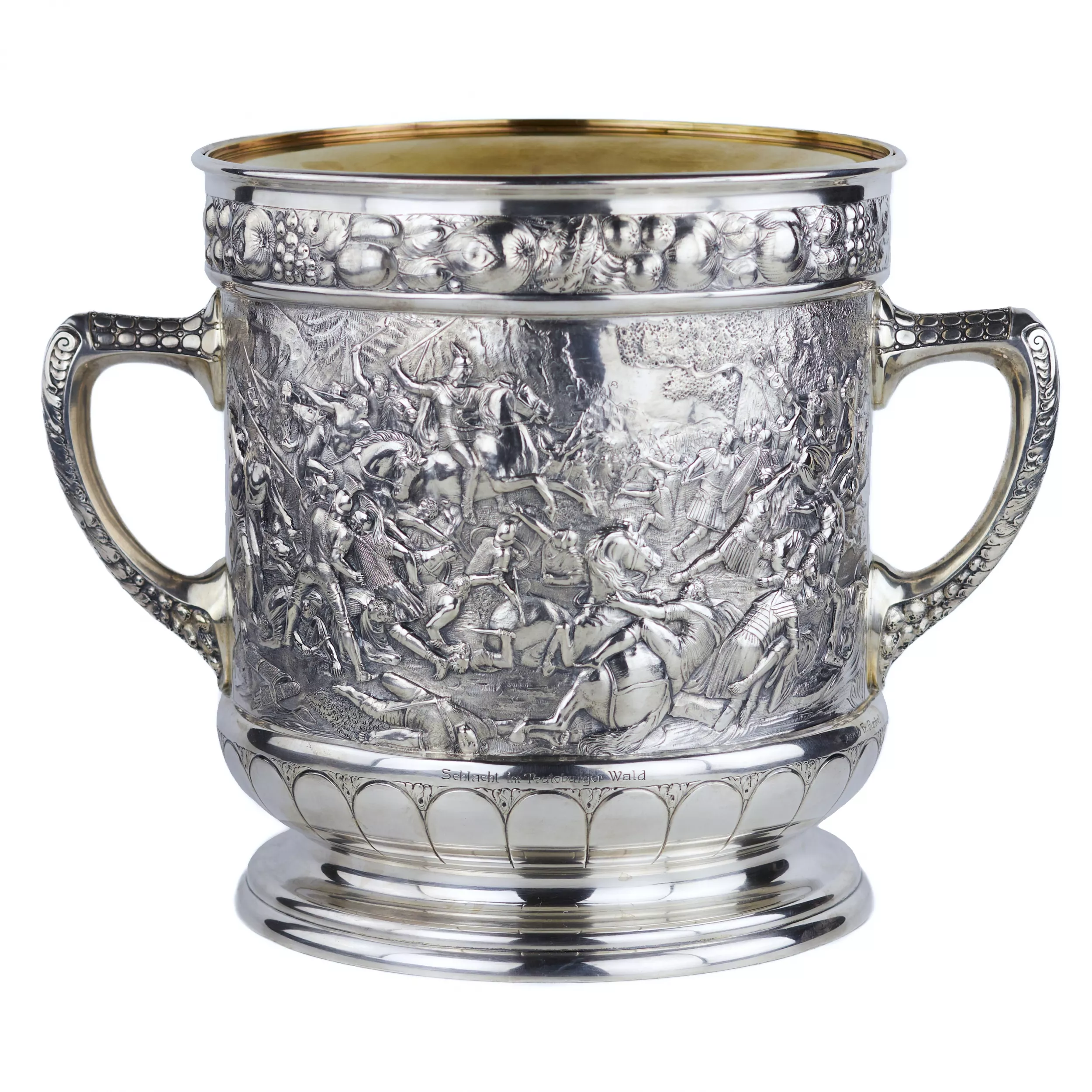 GRAND RAFRAÎCHISSOIR À VIN EN ARGENT À DÉCOR DE SCÈNES HISTORIQUES DE BATAILLE. C. F. SCHMEDDING. AUGSBOURG, ALLEMAGNE. TOURNANT DES XIXᵉ ET XXᵉ SIÈCLES