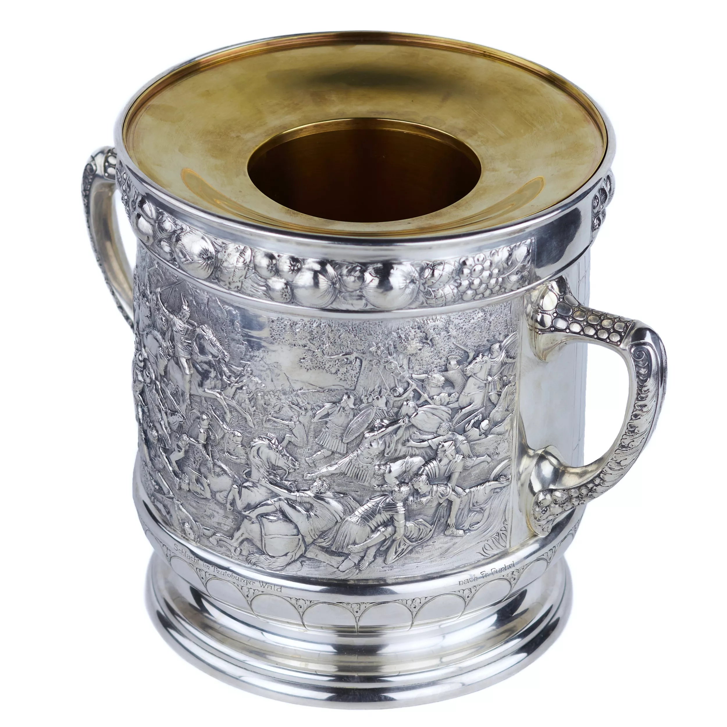 GRAND RAFRAÎCHISSOIR À VIN EN ARGENT À DÉCOR DE SCÈNES HISTORIQUES DE BATAILLE. C. F. SCHMEDDING. AUGSBOURG, ALLEMAGNE. TOURNANT DES XIXᵉ ET XXᵉ SIÈCLES