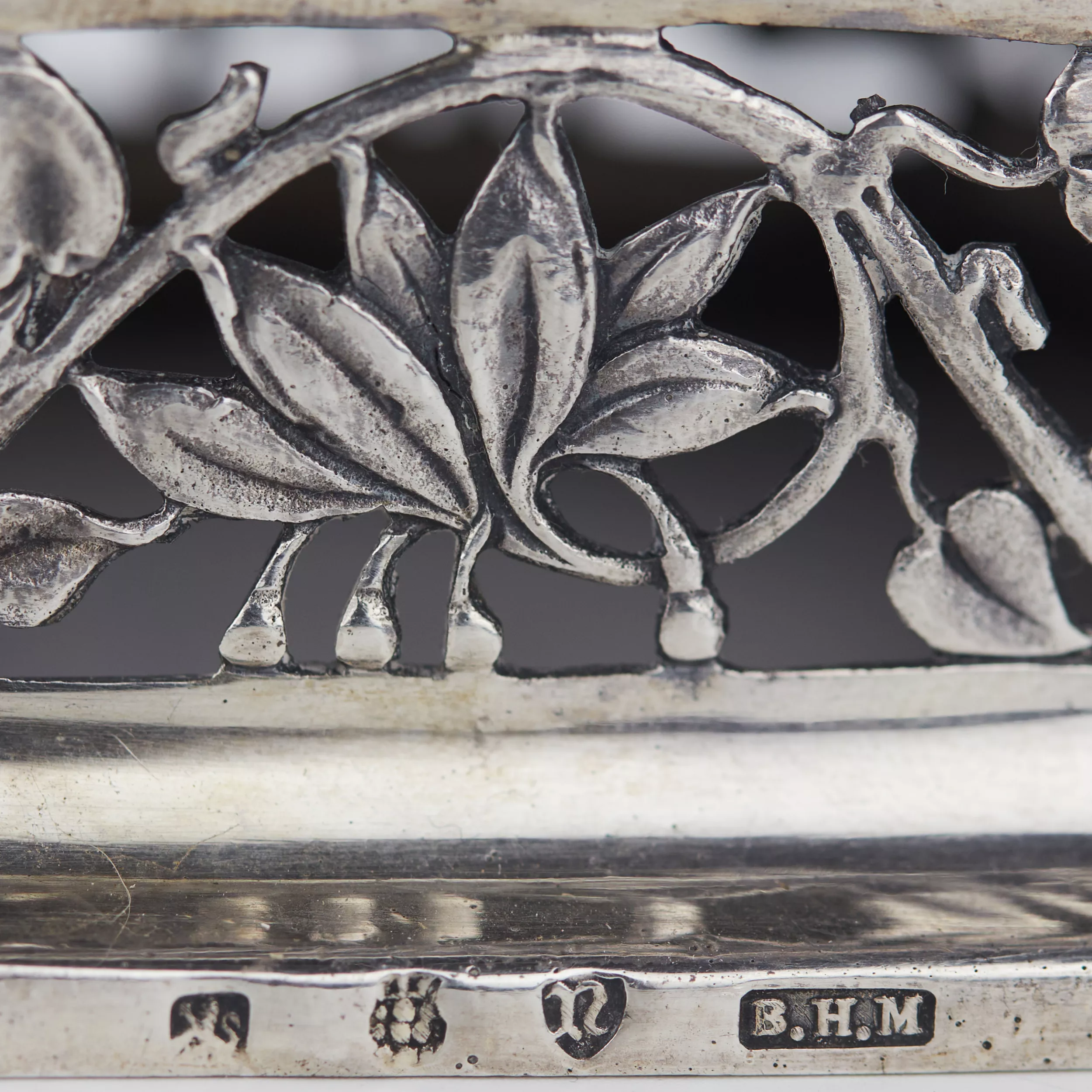 PAIRE DE FIGURES DE CHEVALIERS DE CABINET EN ARGENT BERTHOLD HERMANN MÜLLER HANAU, ALLEMAGNE, FIN DU XIXE - DÉBUT DU XXE SIÈCLE