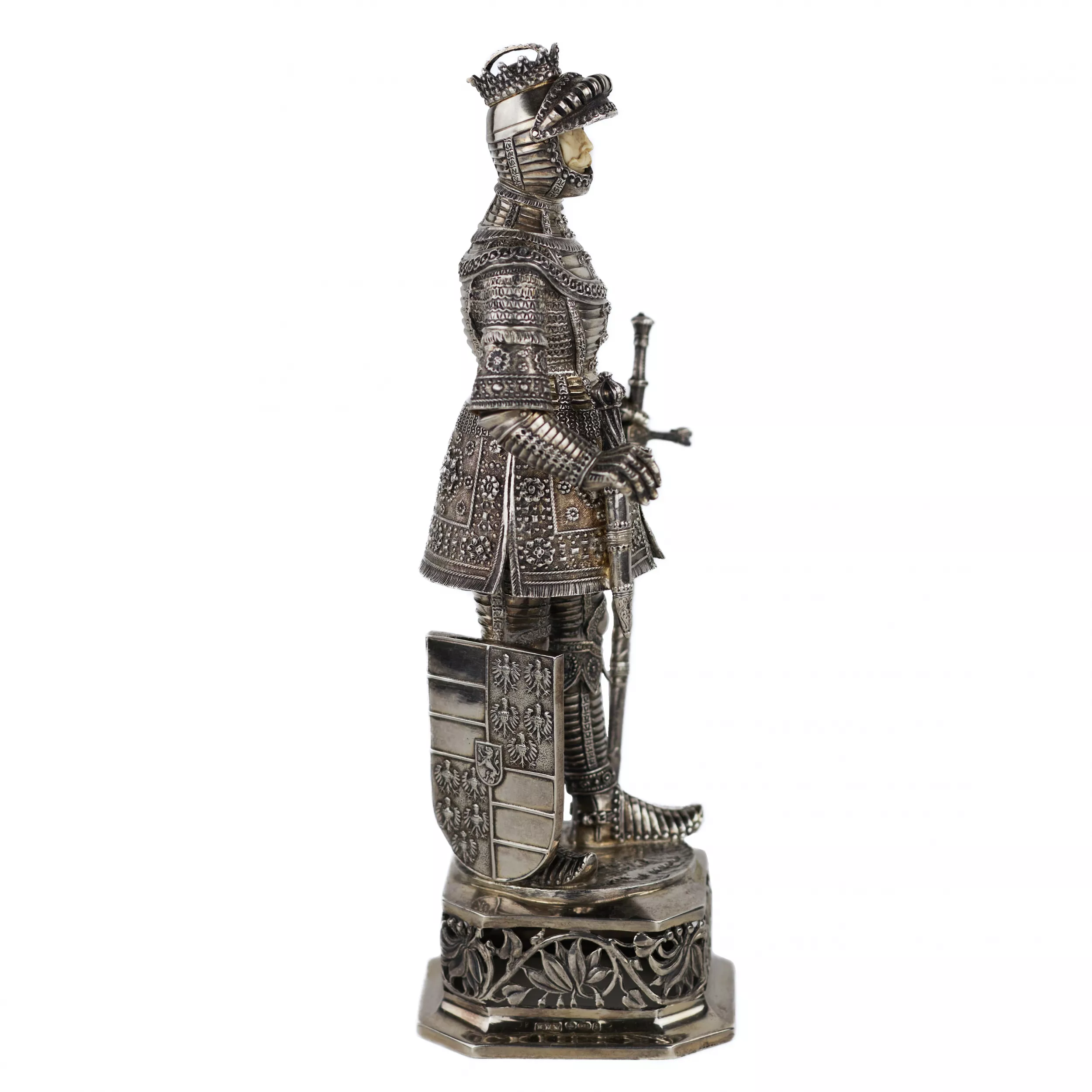 PAIRE DE FIGURES DE CHEVALIERS DE CABINET EN ARGENT BERTHOLD HERMANN MÜLLER HANAU, ALLEMAGNE, FIN DU XIXE - DÉBUT DU XXE SIÈCLE