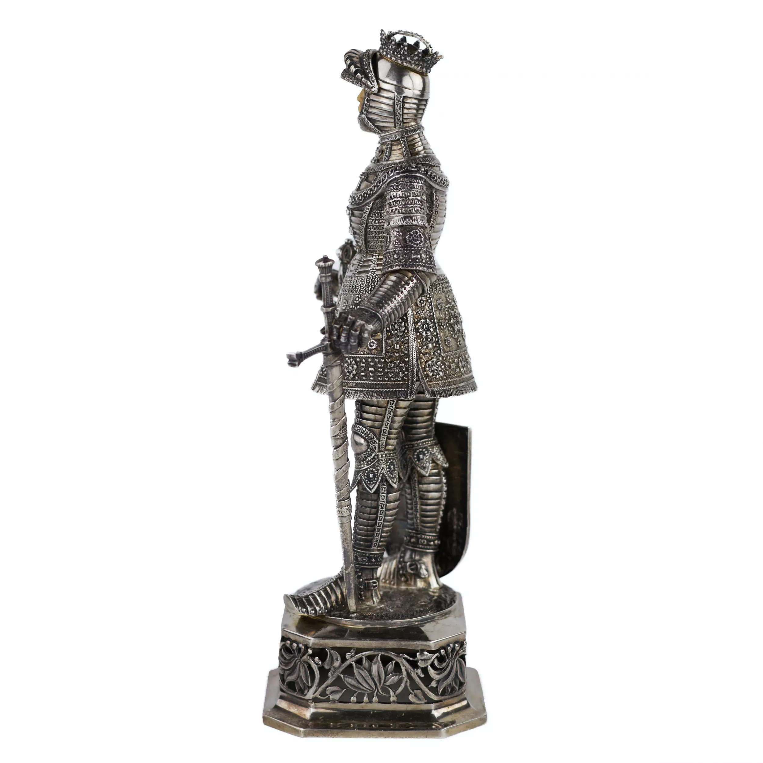 PAIRE DE FIGURES DE CHEVALIERS DE CABINET EN ARGENT BERTHOLD HERMANN MÜLLER HANAU, ALLEMAGNE, FIN DU XIXE - DÉBUT DU XXE SIÈCLE