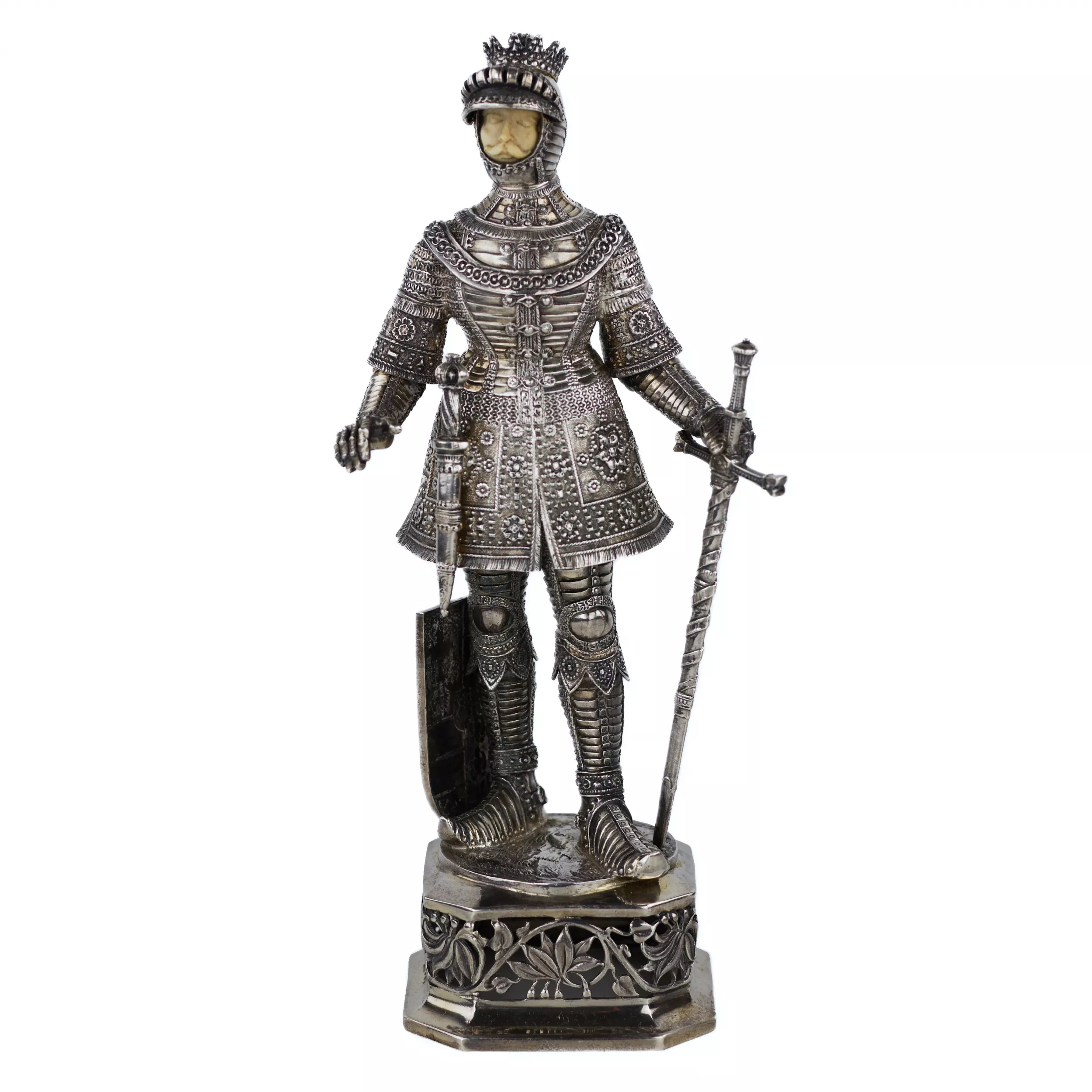 PAIRE DE FIGURES DE CHEVALIERS DE CABINET EN ARGENT BERTHOLD HERMANN MÜLLER HANAU, ALLEMAGNE, FIN DU XIXE - DÉBUT DU XXE SIÈCLE