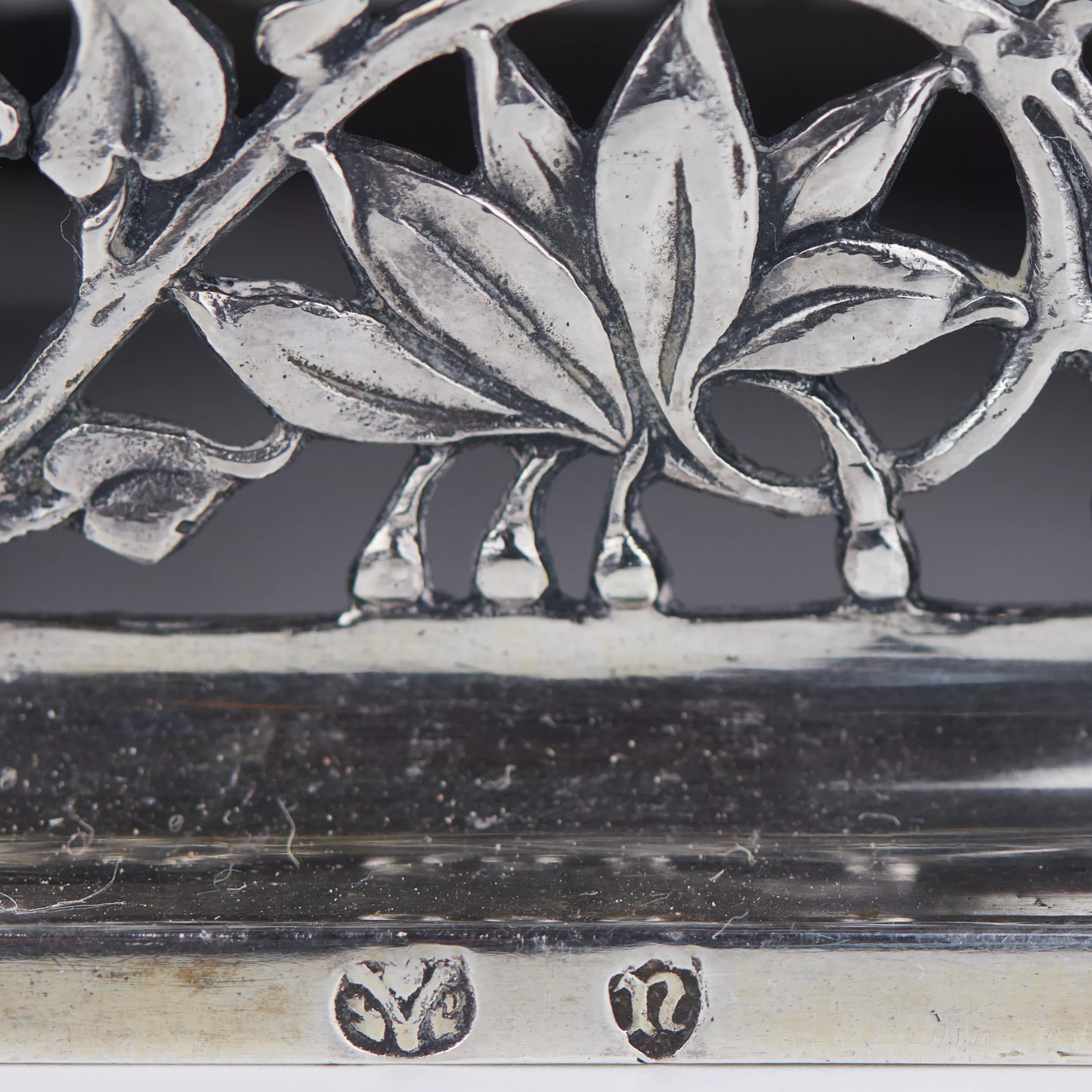 PAIRE DE FIGURES DE CHEVALIERS DE CABINET EN ARGENT BERTHOLD HERMANN MÜLLER HANAU, ALLEMAGNE, FIN DU XIXE - DÉBUT DU XXE SIÈCLE