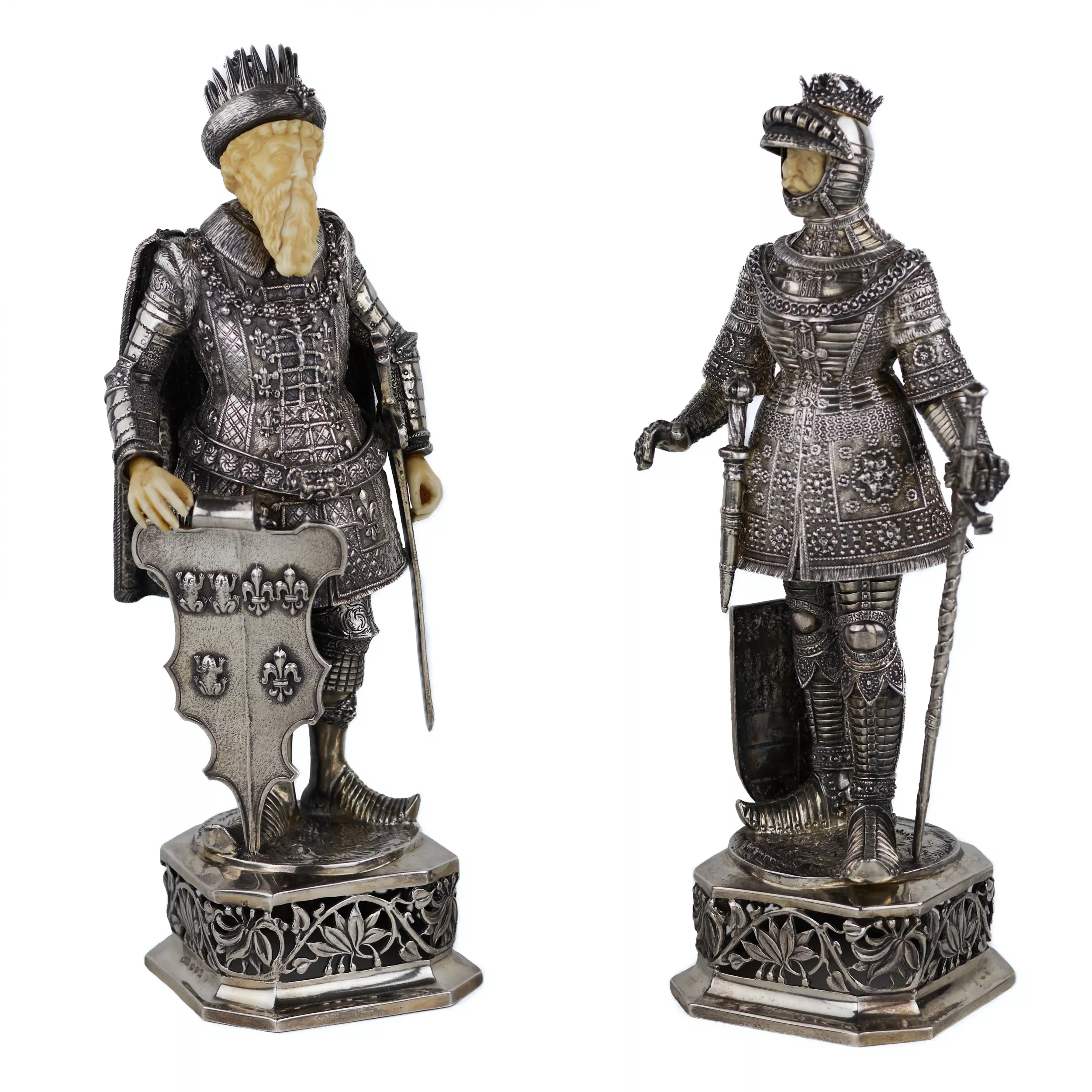 PAIRE DE FIGURES DE CHEVALIERS DE CABINET EN ARGENT BERTHOLD HERMANN MÜLLER HANAU, ALLEMAGNE, FIN DU XIXE - DÉBUT DU XXE SIÈCLE