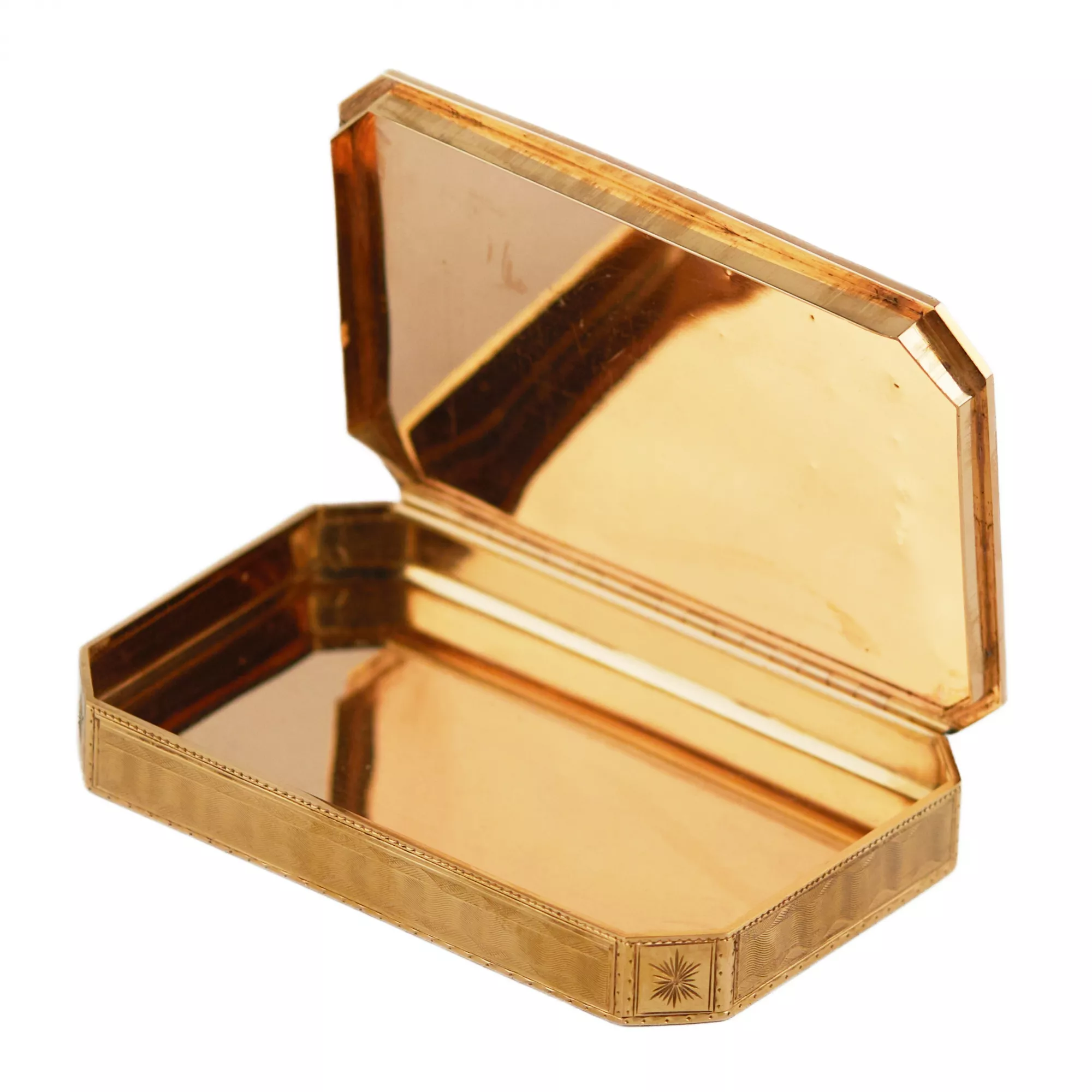 GOLD SNUFF BOX WITH AN ENAMEL MINIATURE OF “ARIADNE AND DIONYSUS”  ST PETERSBURG, RUSSIA, FIRST QUARTER OF THE 19TH CENTURY, CIRCA 1820