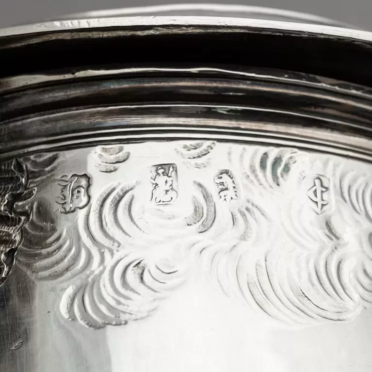 CHOPE EN ARGENT À DÉCOR DE SCÈNE HISTORIQUE DE BATAILLE. JOHN JACKSON. LONDRES, ANGLETERRE, 1698–1699