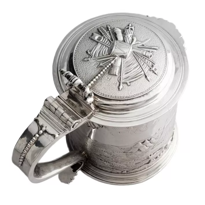 CHOPE EN ARGENT À DÉCOR DE SCÈNE HISTORIQUE DE BATAILLE. JOHN JACKSON. LONDRES, ANGLETERRE, 1698–1699