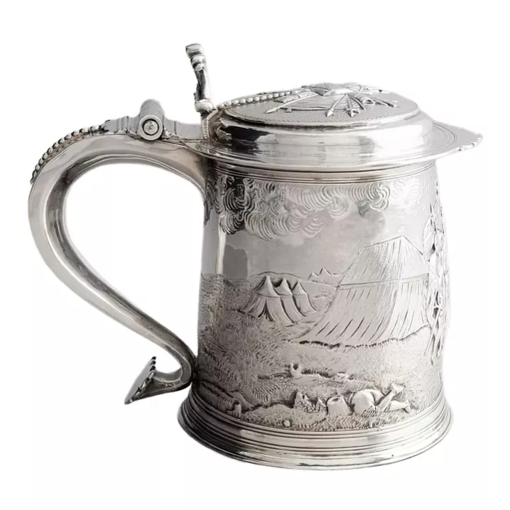 CHOPE EN ARGENT À DÉCOR DE SCÈNE HISTORIQUE DE BATAILLE. JOHN JACKSON. LONDRES, ANGLETERRE, 1698–1699
