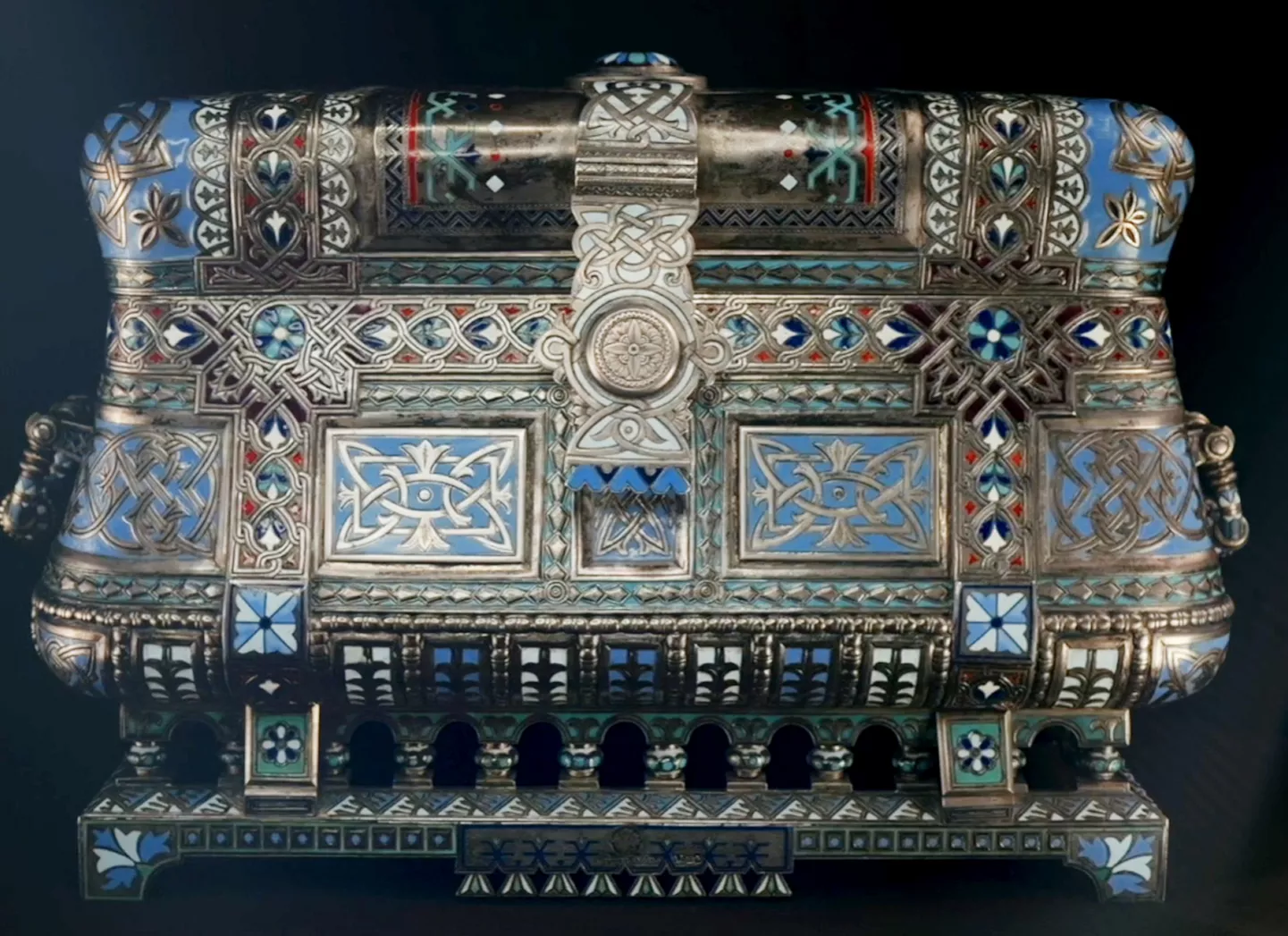 COFFRET RUSSE EN ARGENT AVEC ÉMAIL CHAMPLEVÉ. MAISON PAVEL OVCHINNIKOV. MOSCOU, 1882