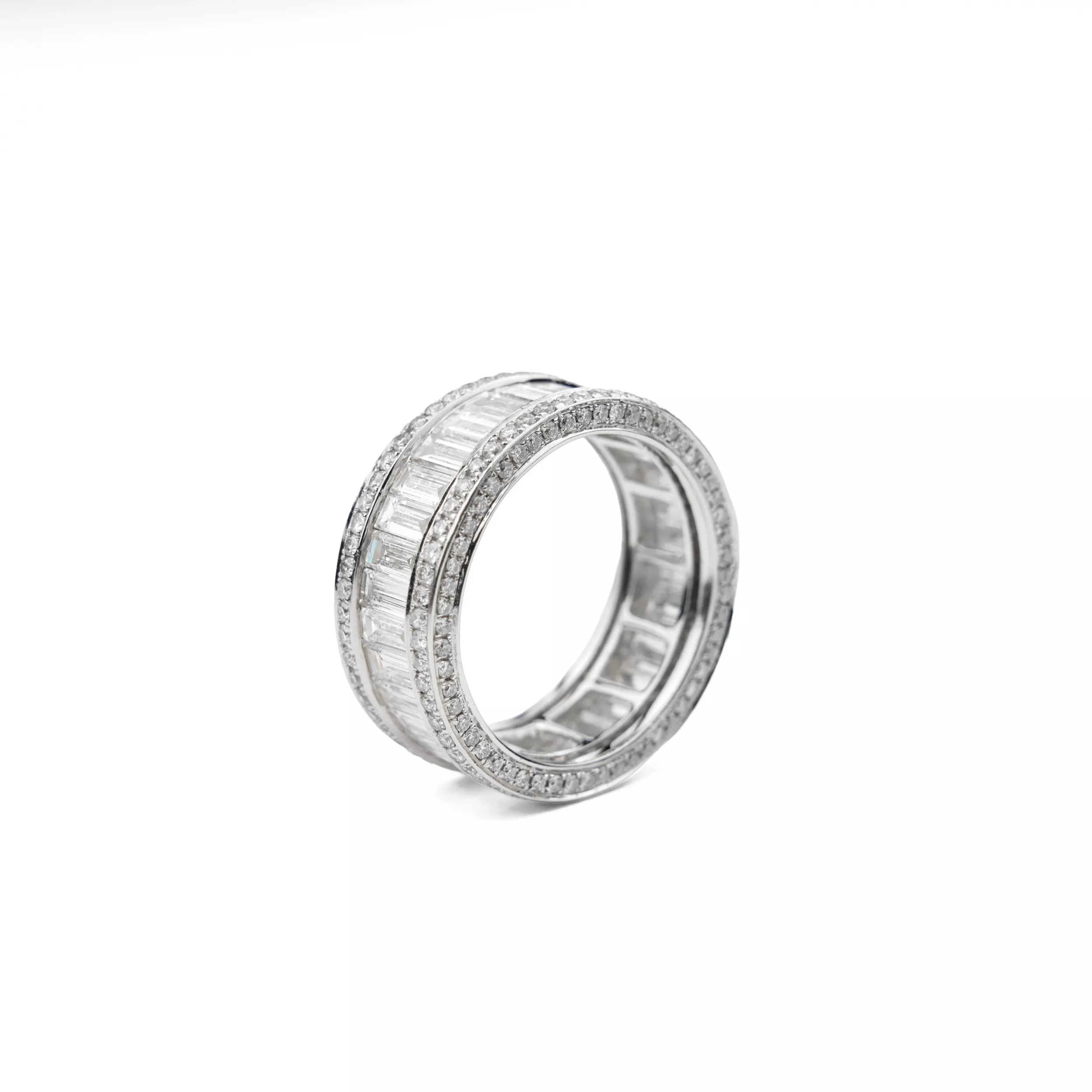 18-KARAT WHITE GOLD DIAMOND ETERNITY BAND