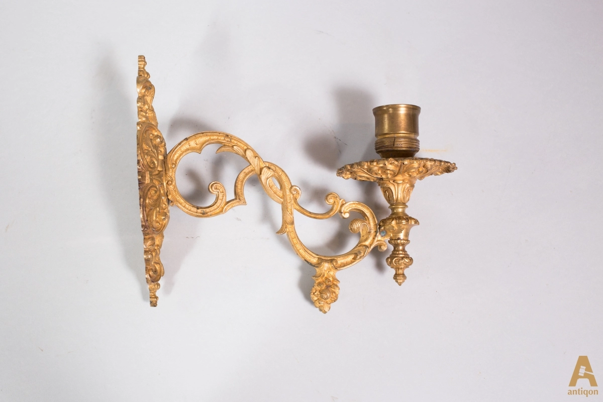 A single sconce