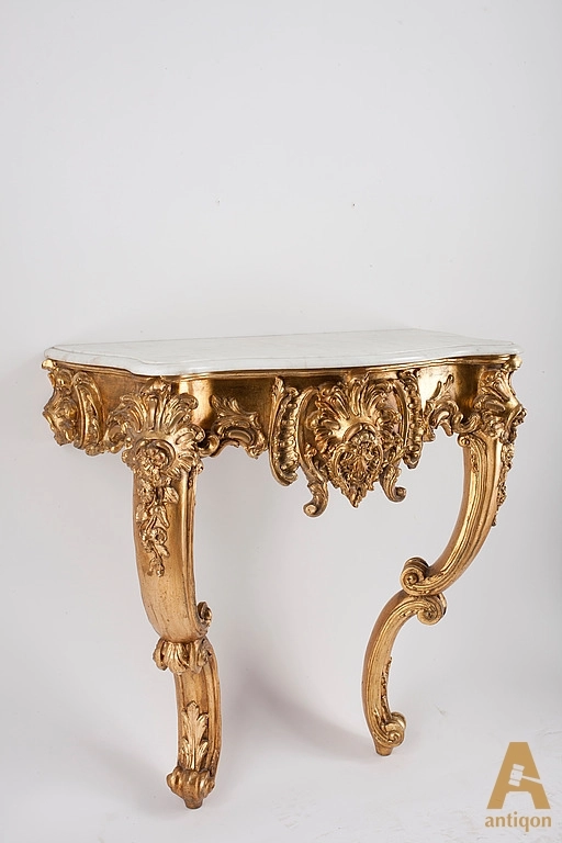The gilded console